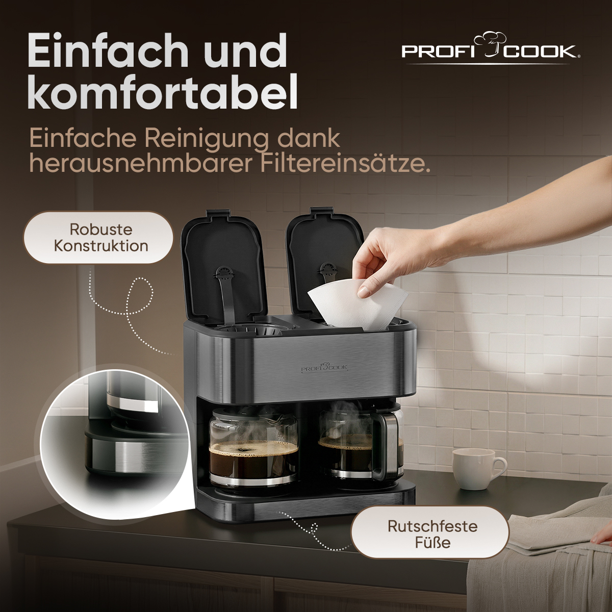 Profi Cook Kaffeemaschine: eine Hand legt einen Filter ein.