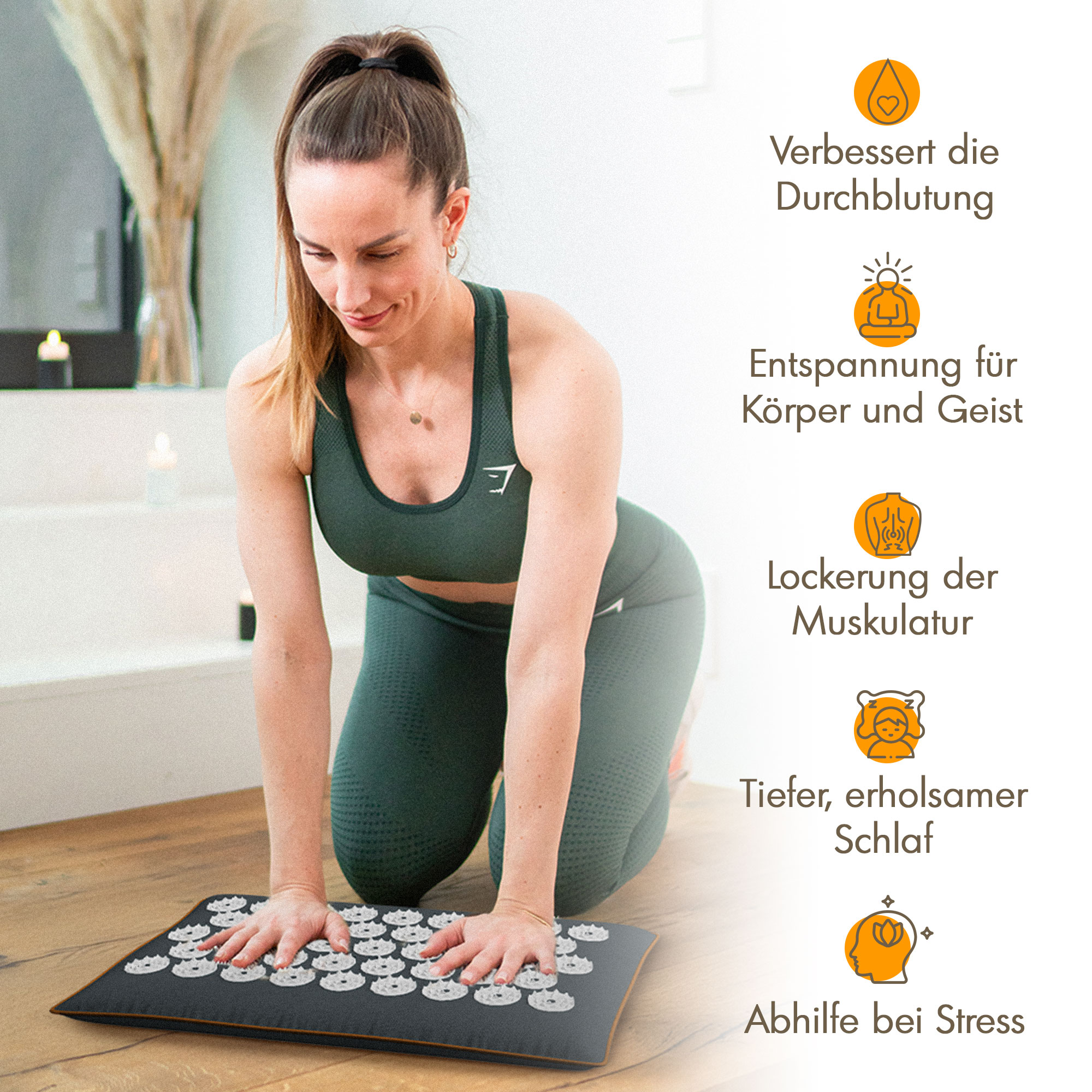 Frau kniet auf einer Akupressurmatte mit weißen Spitzen. Text daneben.