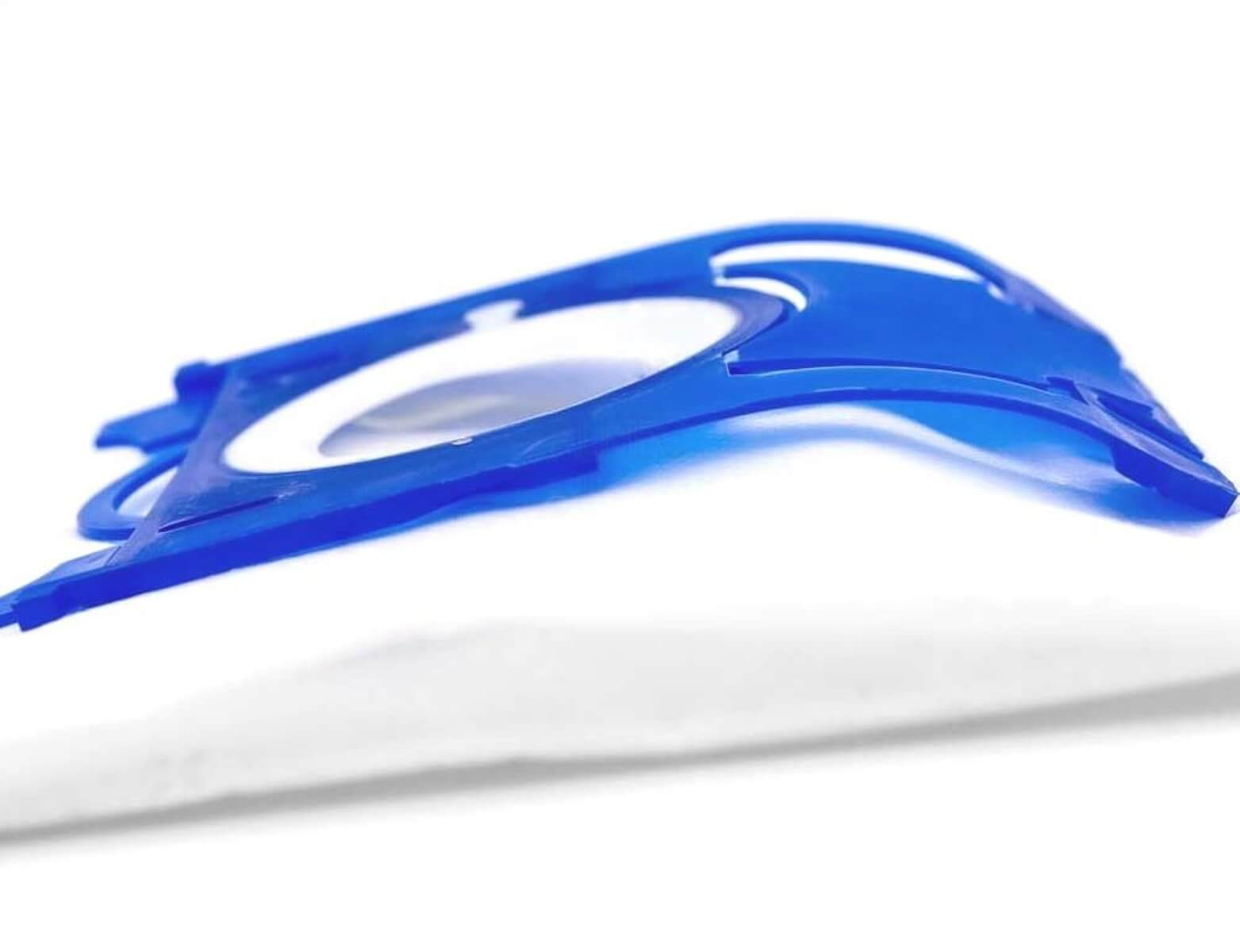 Ein blaues Plastikobjekt mit einer weißen Mitte auf weißem Hintergrund.