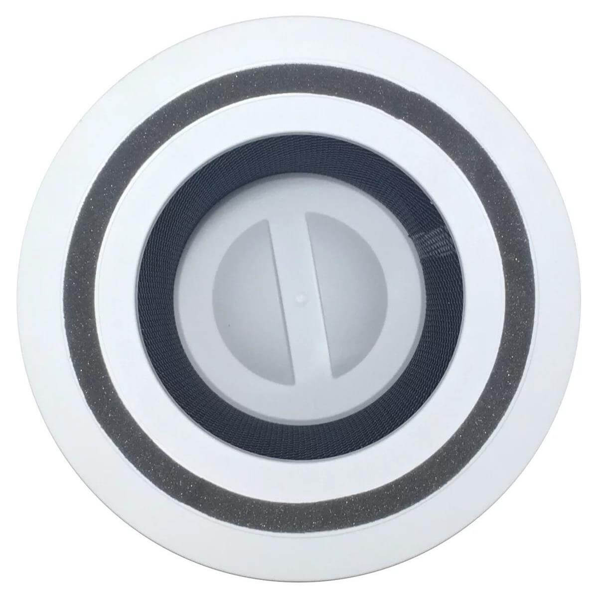 Un filtro bianco con due anelli grigi e rete nera al centro.