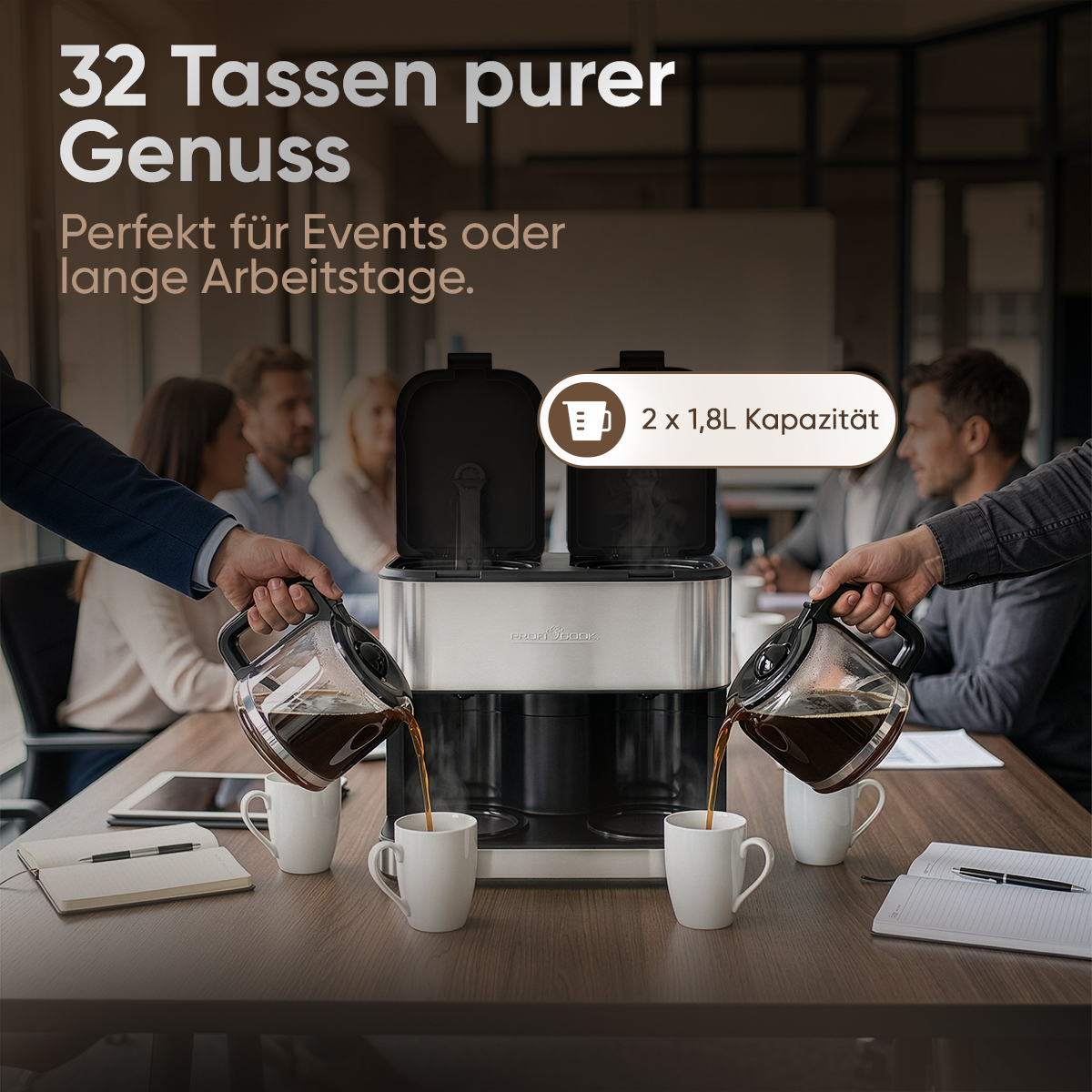Kaffeemaschine mit zwei Kannen, die Kaffee in Tassen gießt. Mit Text '32 Tassen purer Genuss'.