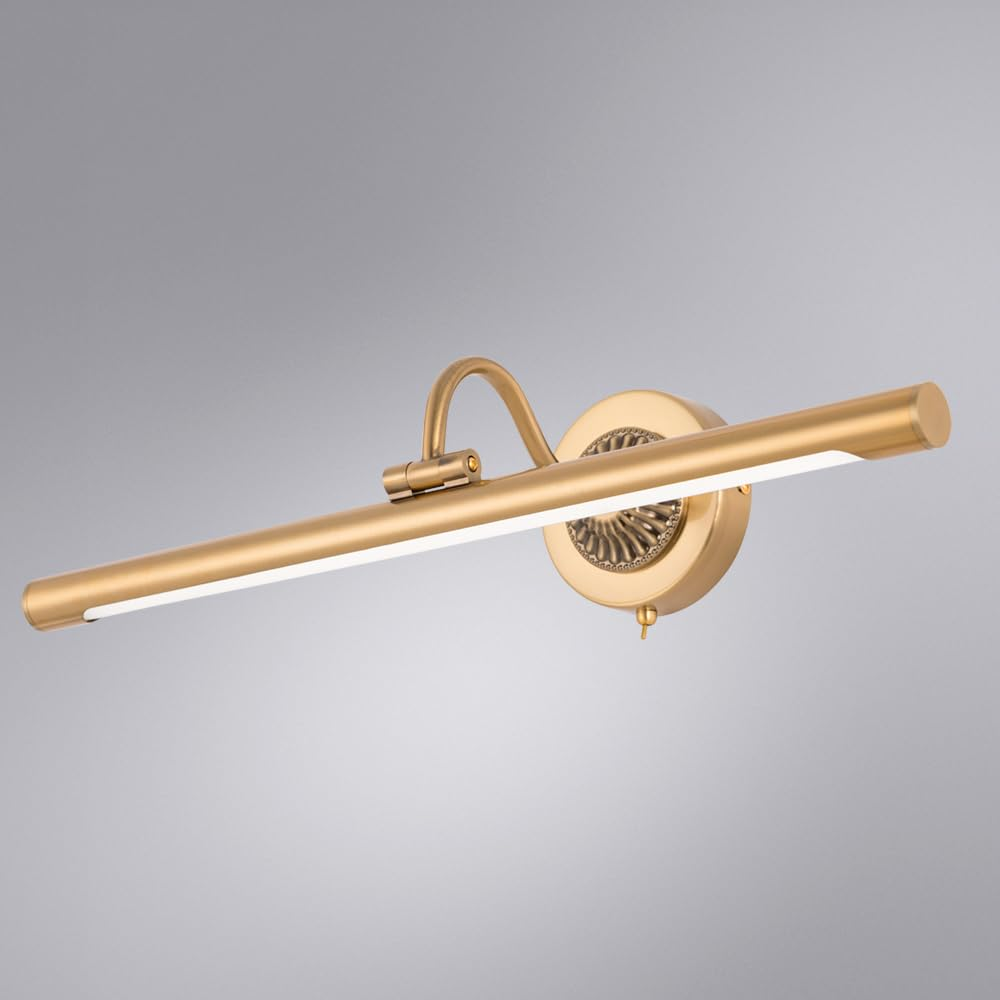 Eine goldene Wandleuchte mit einem geschwungenen Arm und einem schmalen Lichtstreifen.