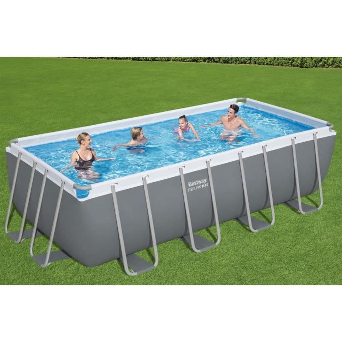 Vier Personen planschen in einem rechteckigen Pool auf einem Rasen.