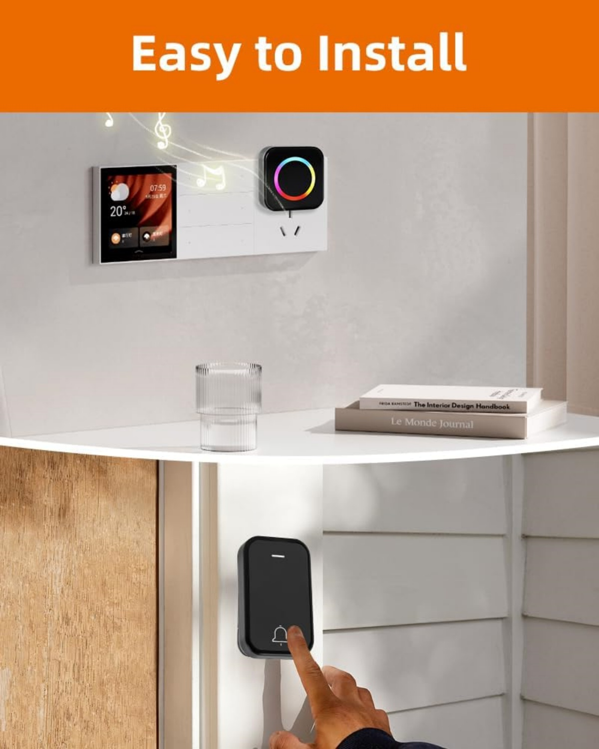 Ein schwarzer Türklingelknopf wird von einer Hand gedrückt, oben ein Smart-Home-Gerät.