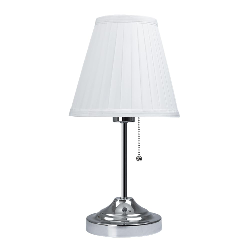 Eine schlichte weiße Tischlampe mit einem plissierten Lampenschirm und einem Chromfuß.