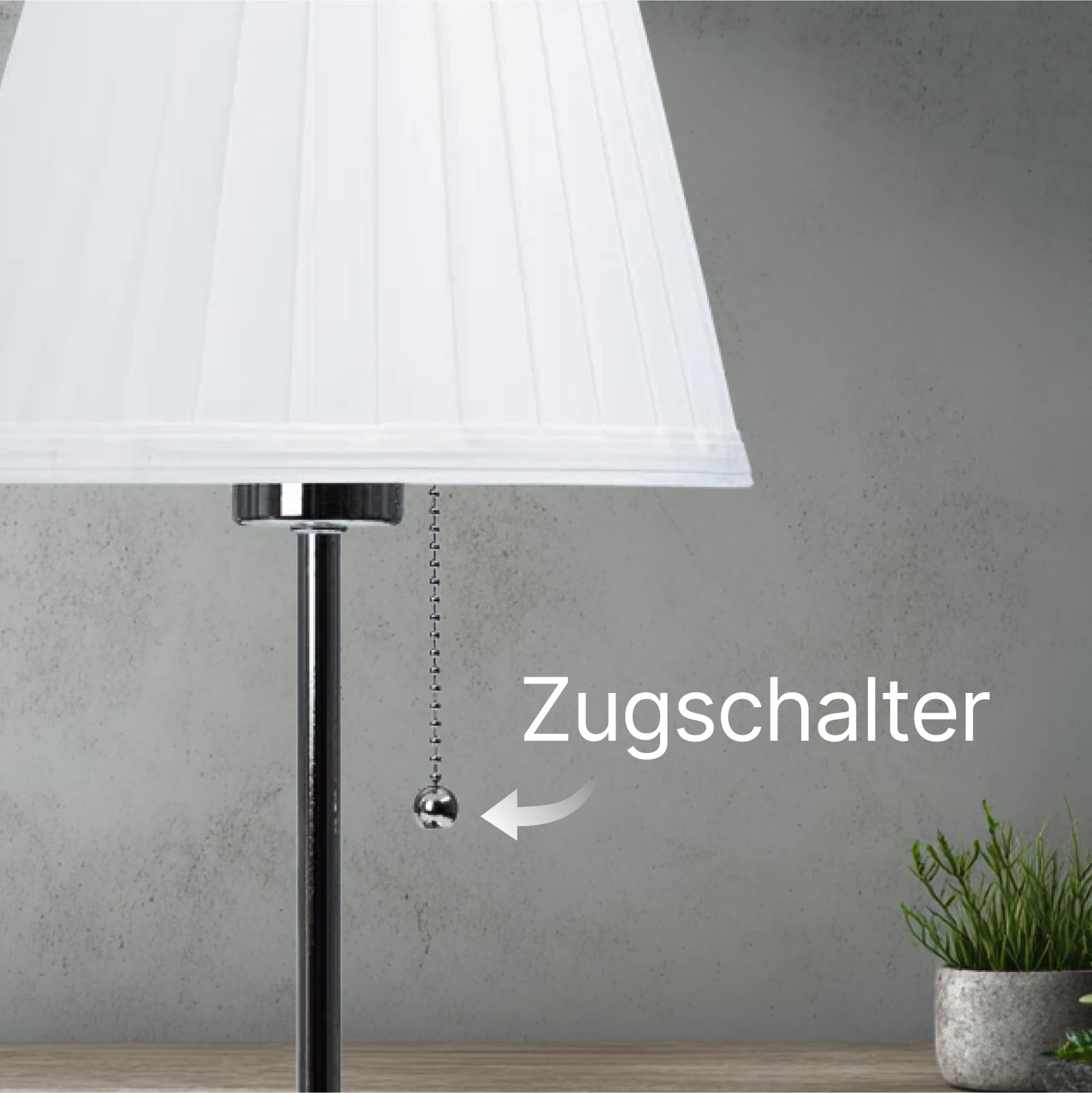 Eine Lampe mit weißem Schirm und silbernem Zugschalter.