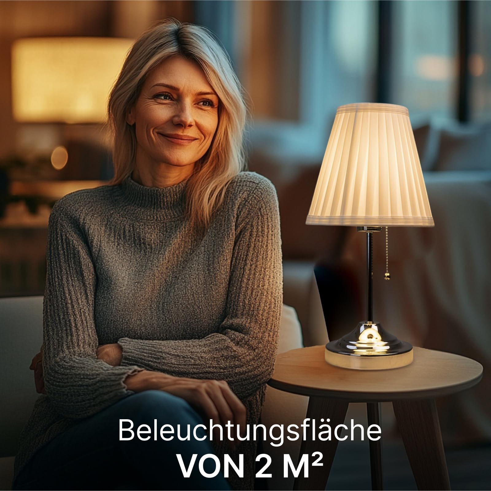 Eine Frau sitzt neben einem Tisch mit Lampe. Beleuchtungsfläche von 2 m².