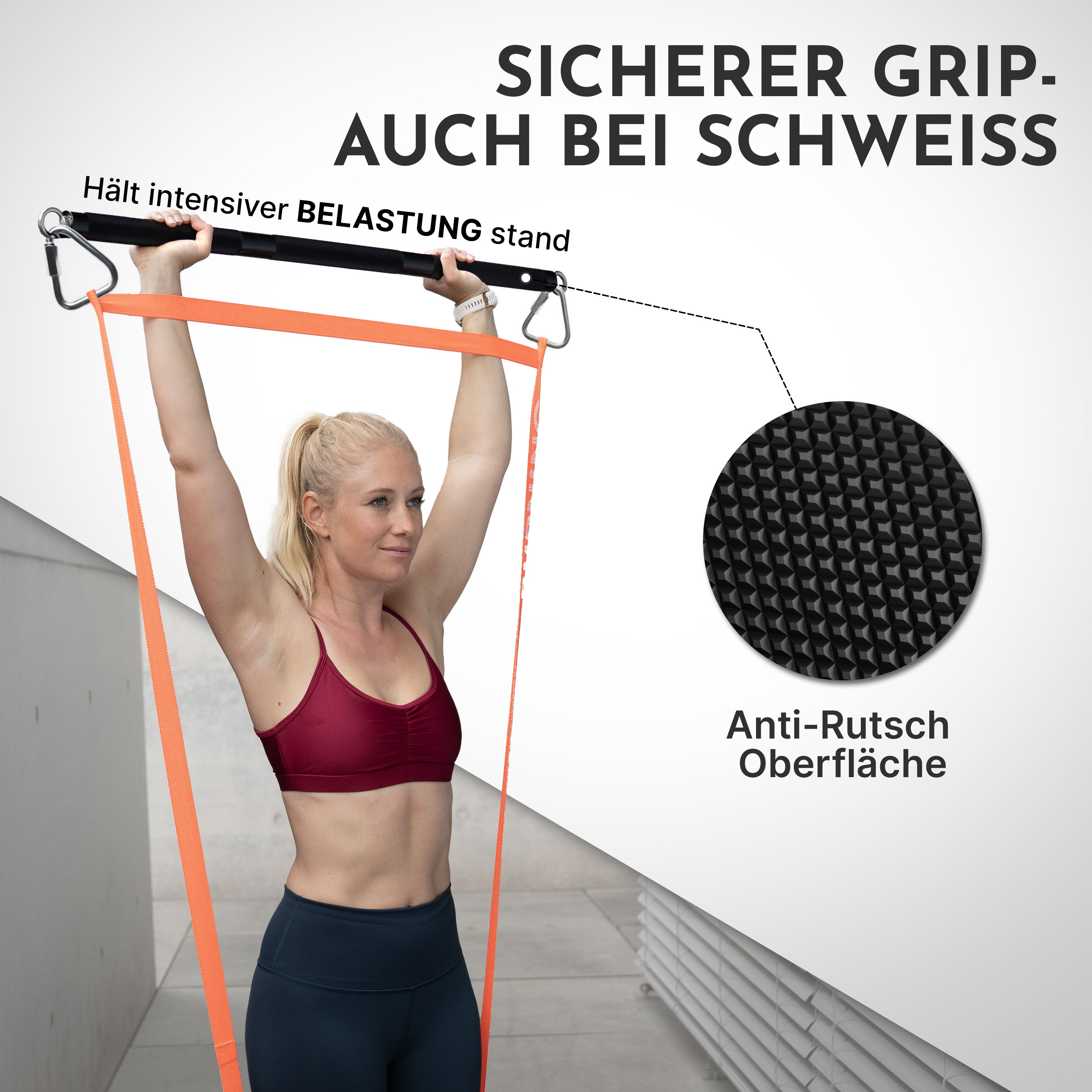 Frau trainiert mit Widerstandsband, das an einer Stange befestigt ist.