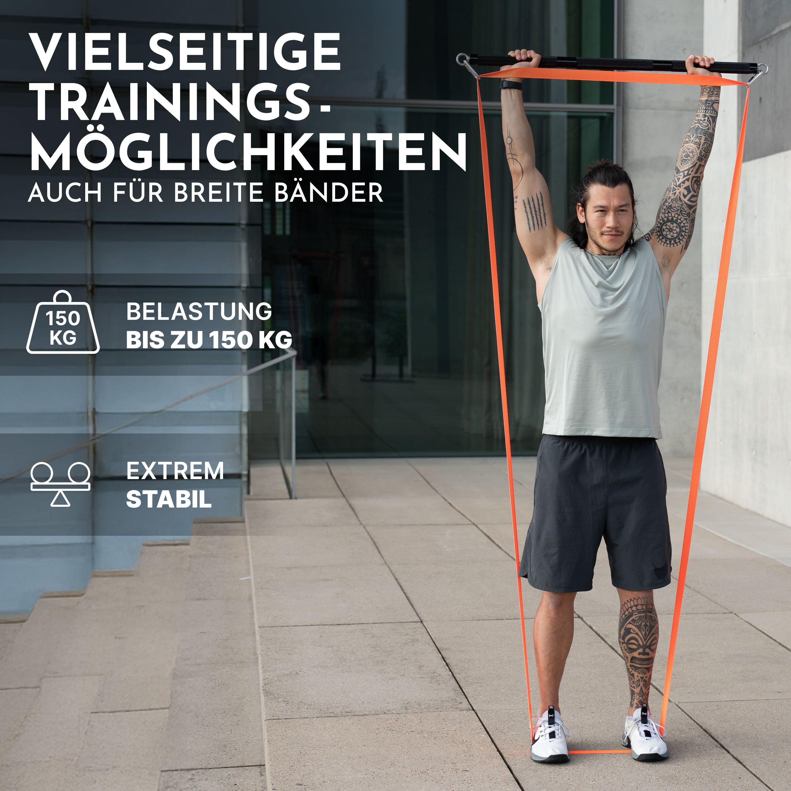 Mann mit Tattoos trainiert mit orangem Widerbåndern an einer Stange