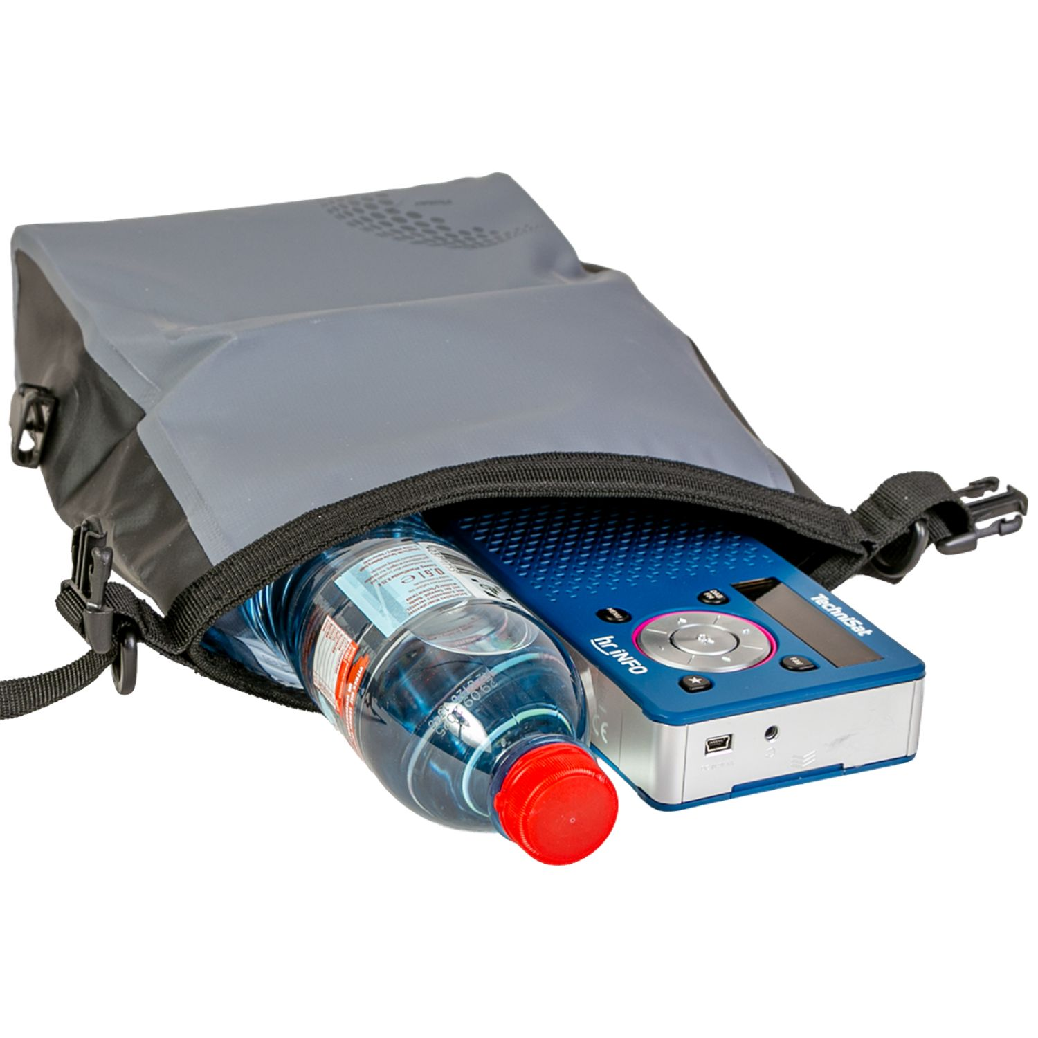 Eine graue Tasche mit einer Wasserflasche und einem blauen Gerät.