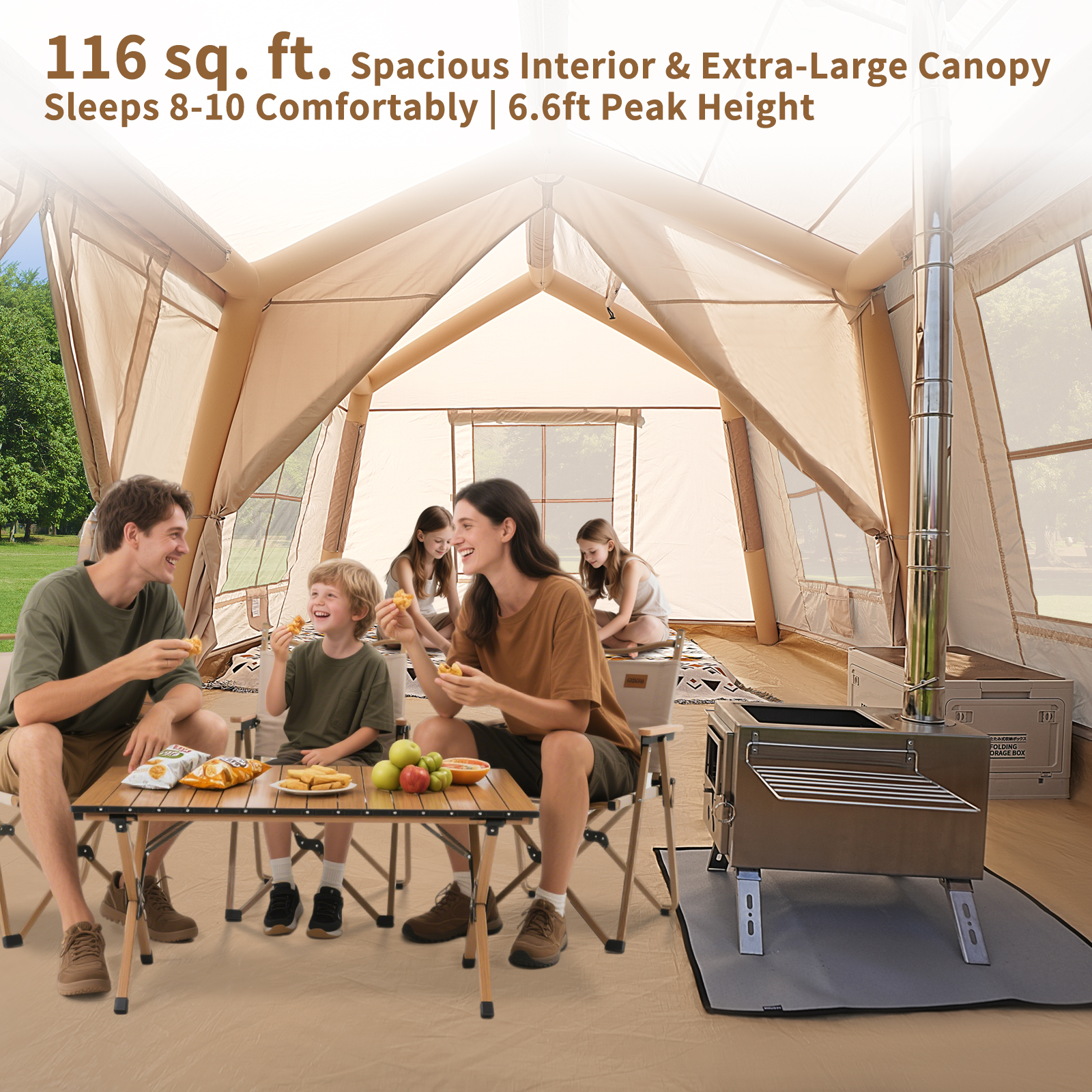 Familie isst in einem großen Zelt mit Ofen und Campingtisch.