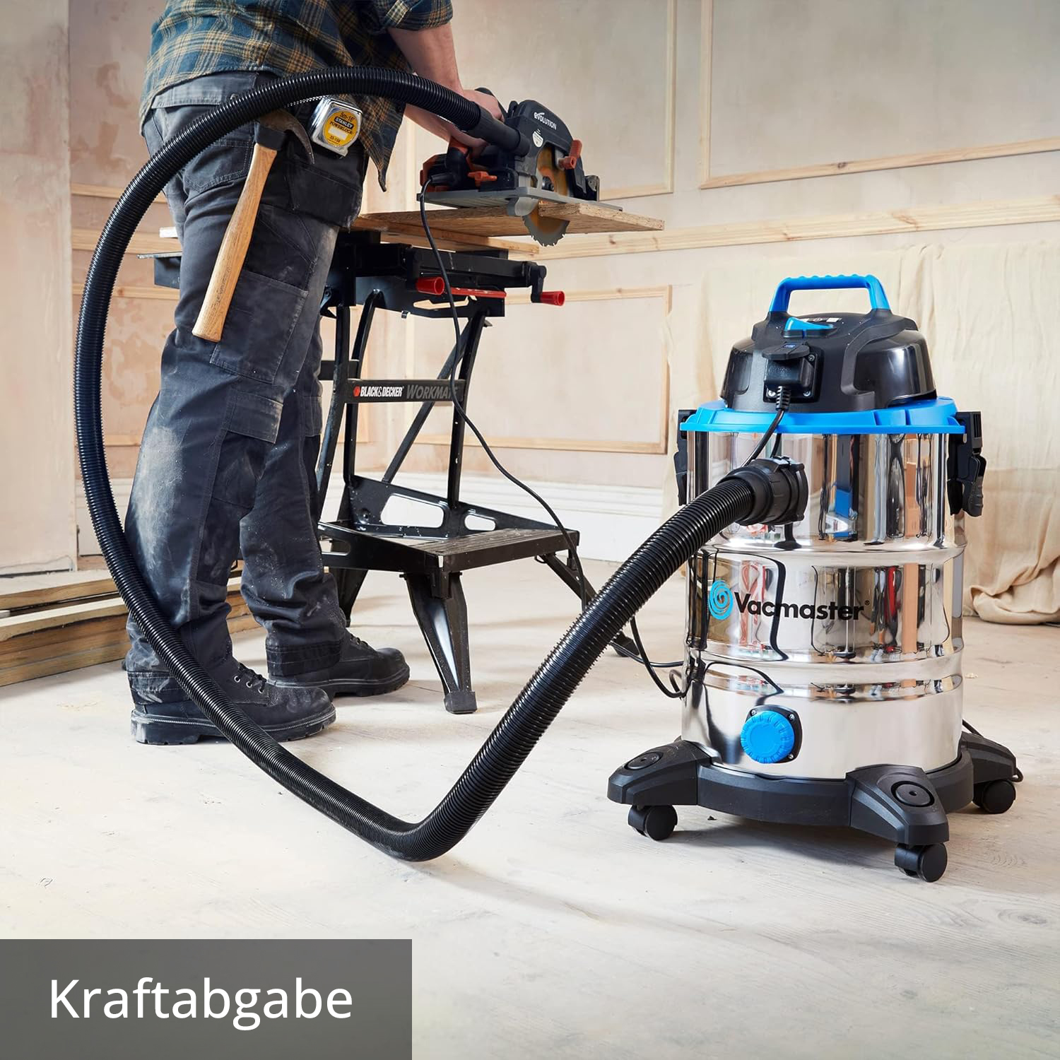 Mann sägt Holz, Staubsauger saugt Staub auf. Werkstatt-Setting.