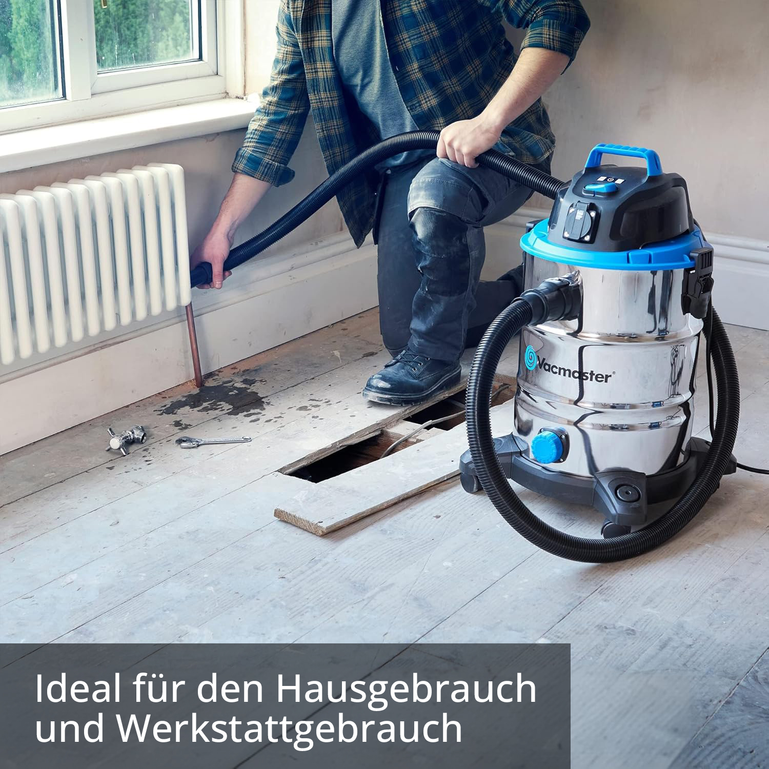 Mann saugt Boden nahe Heizkörper. Nasse Stelle, Werkzeuge, offene Dielen.