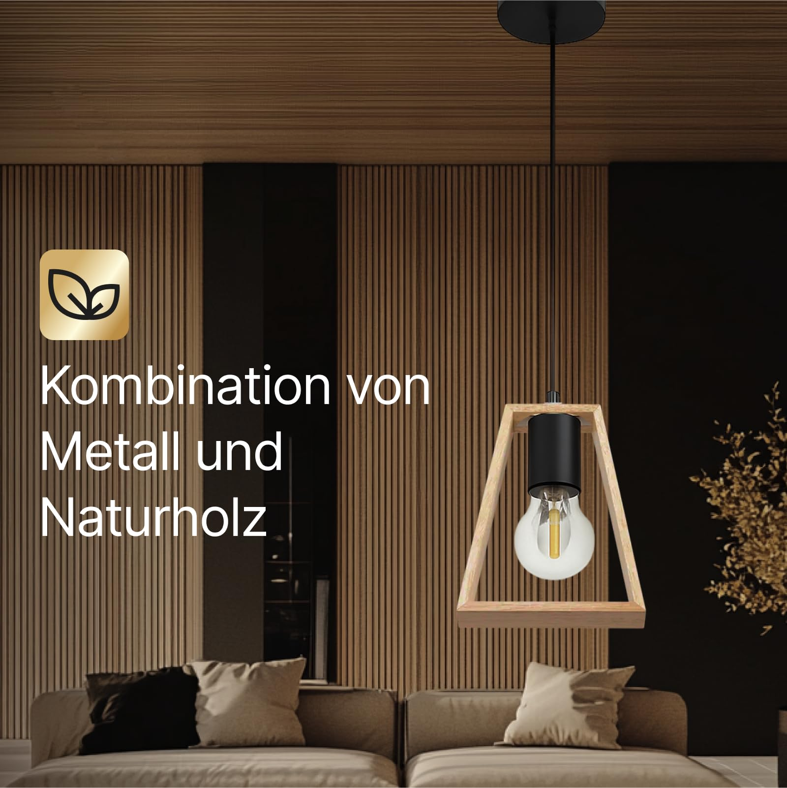 Eine Pendelleuchte mit Holzrahmen und Glühbirne hängt über einem Sofa.