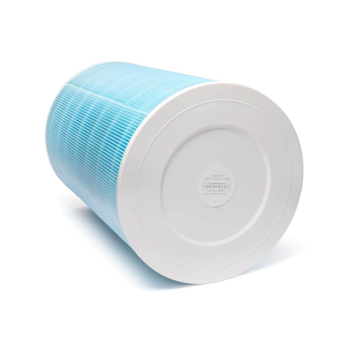 Ein blauer Luftfilter mit weißem Gehäuse und RFID-Etikett.