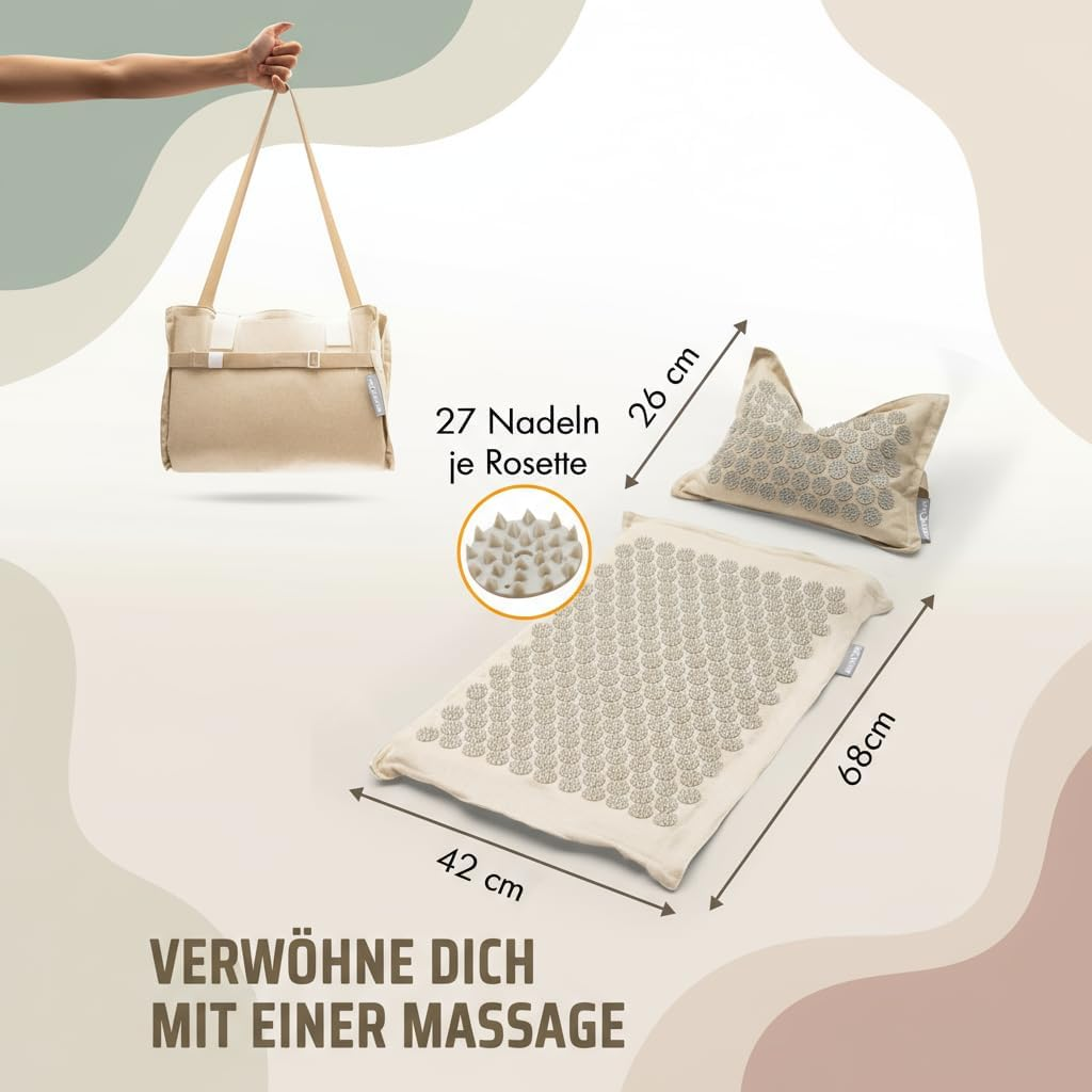 Eine Akupressurmatte und ein Kissen in Beige mit Nadelrosetten.