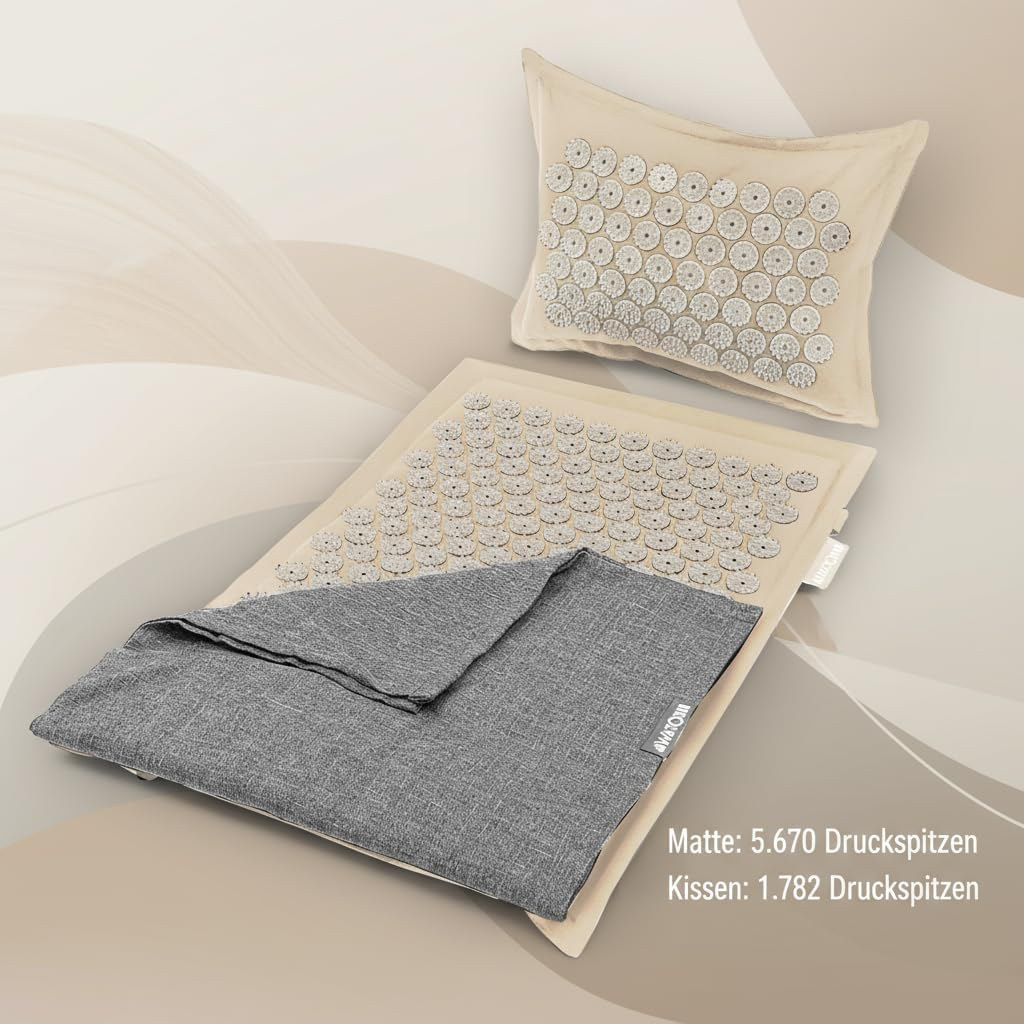 Akupressurmatte und Kissen in beige, mit grauem Tuch bedeckt.