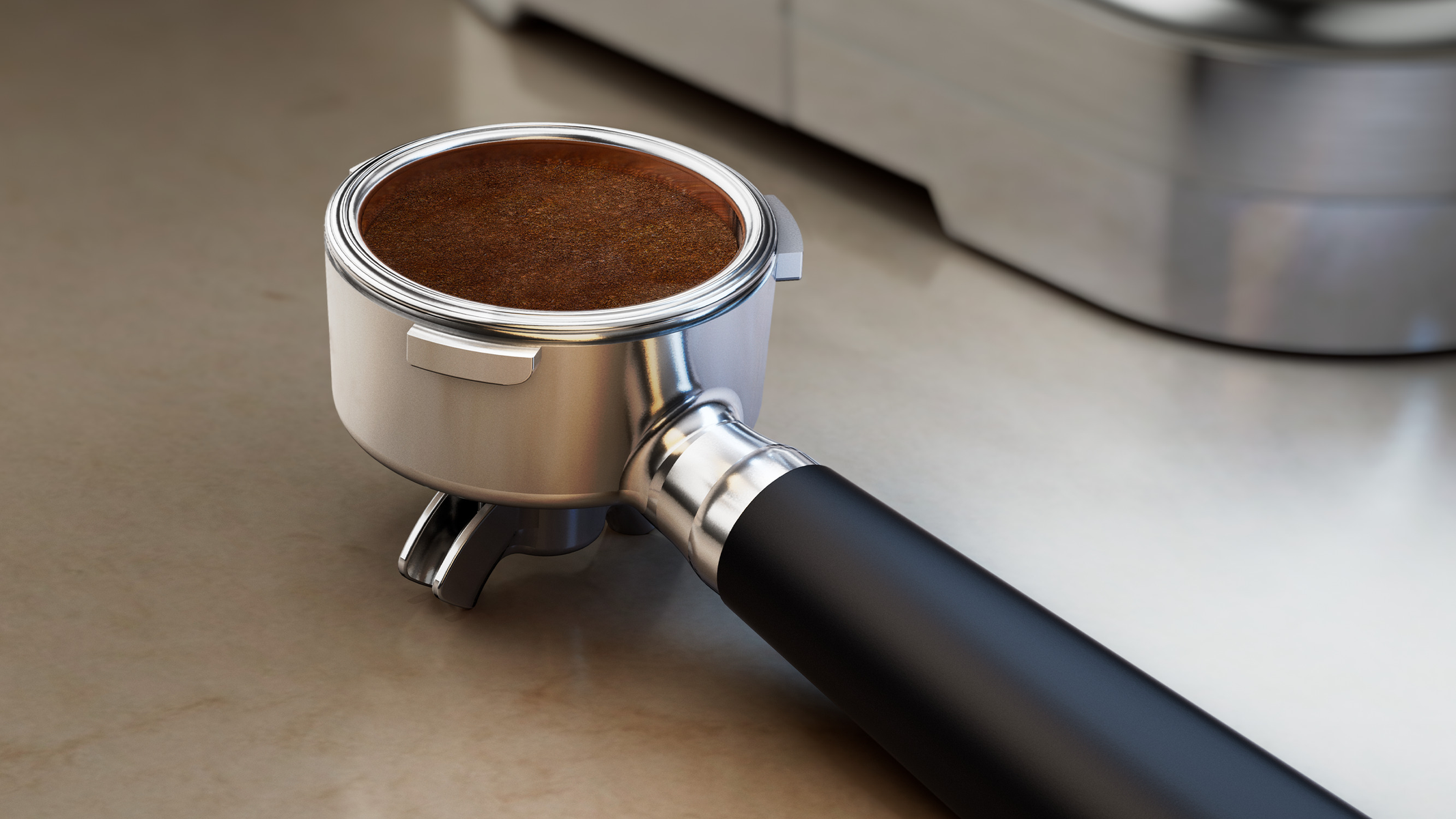 Ein Siebträger mit gemahlenem Kaffee auf einer Arbeitsfläche.