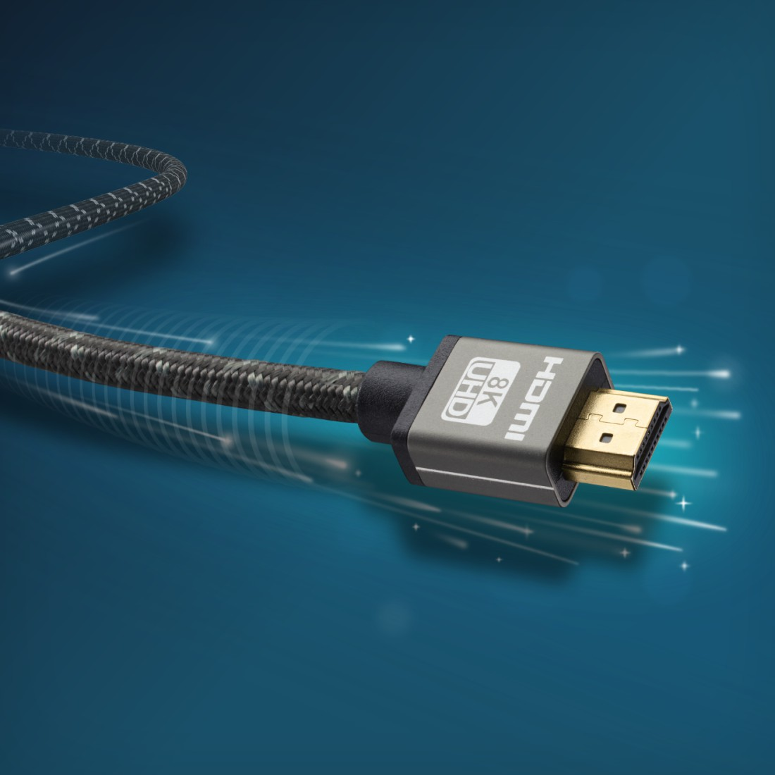 Kabel HDMI z logo 8K UHD na szarym złączu, na niebieskim tle.