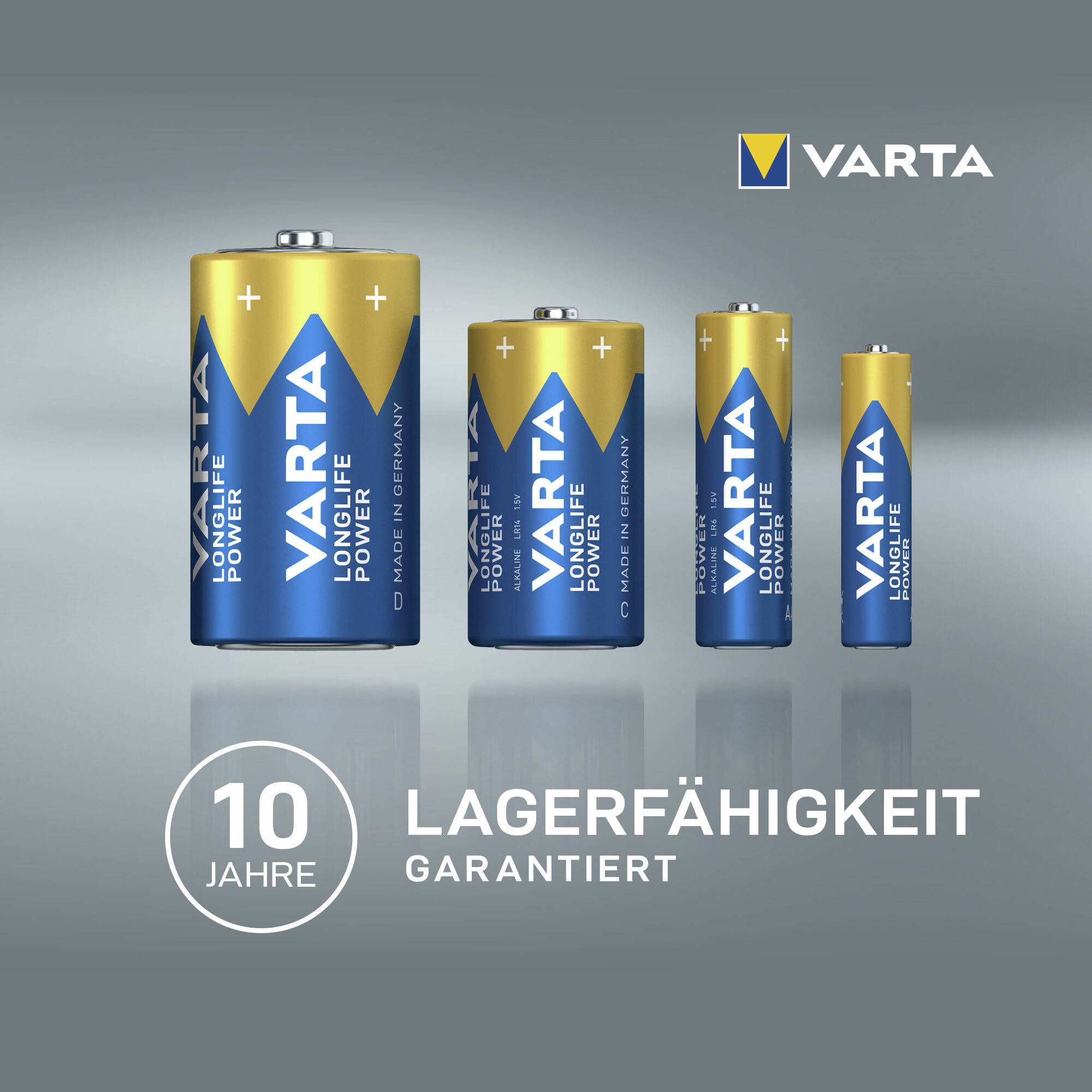 Vier Varta Batterien in unterschiedlichen Größen auf grauem Hintergrund.
