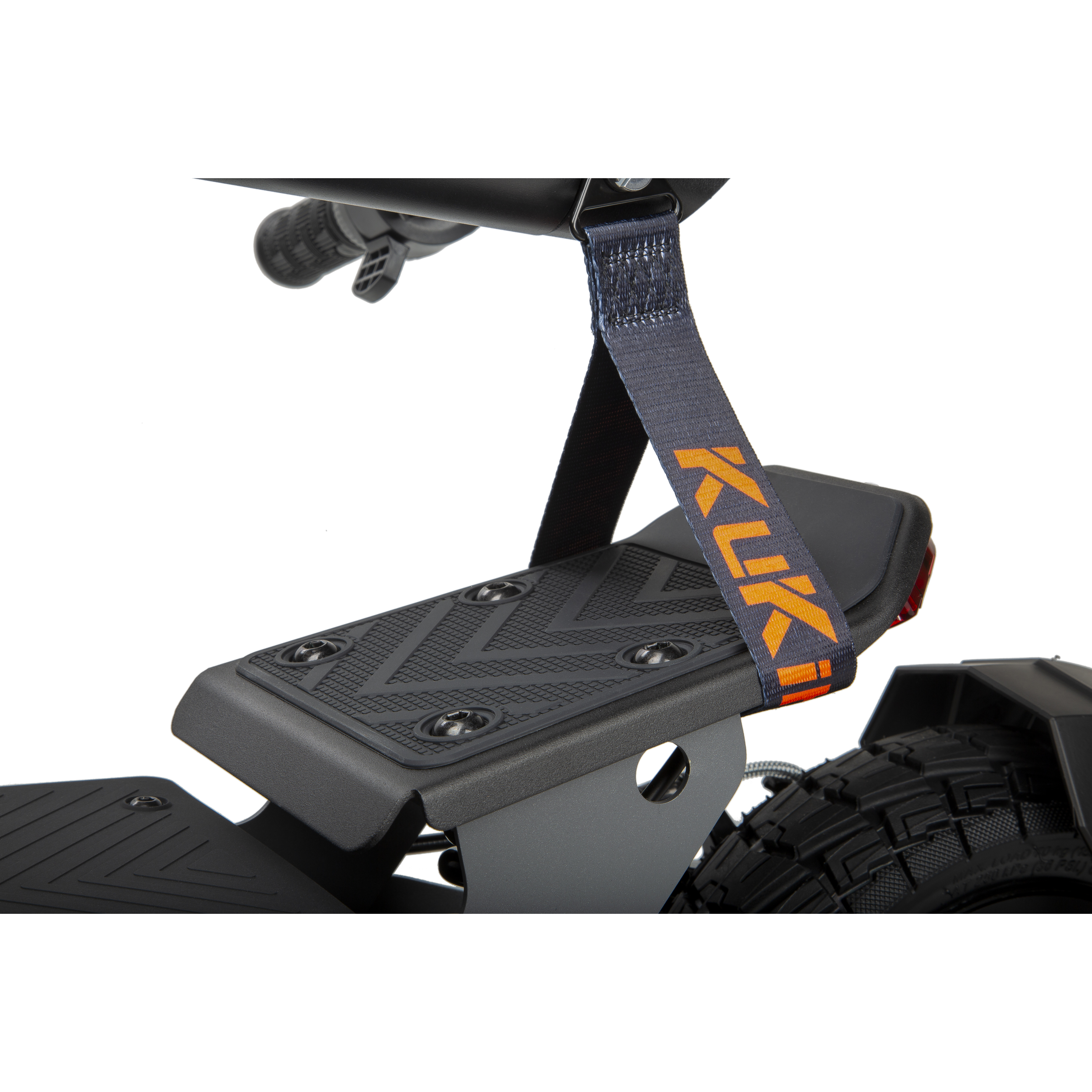 Detailaufnahme eines E-Scooter-Trittbretts mit KUK-Logo-Gurt und Reifen.