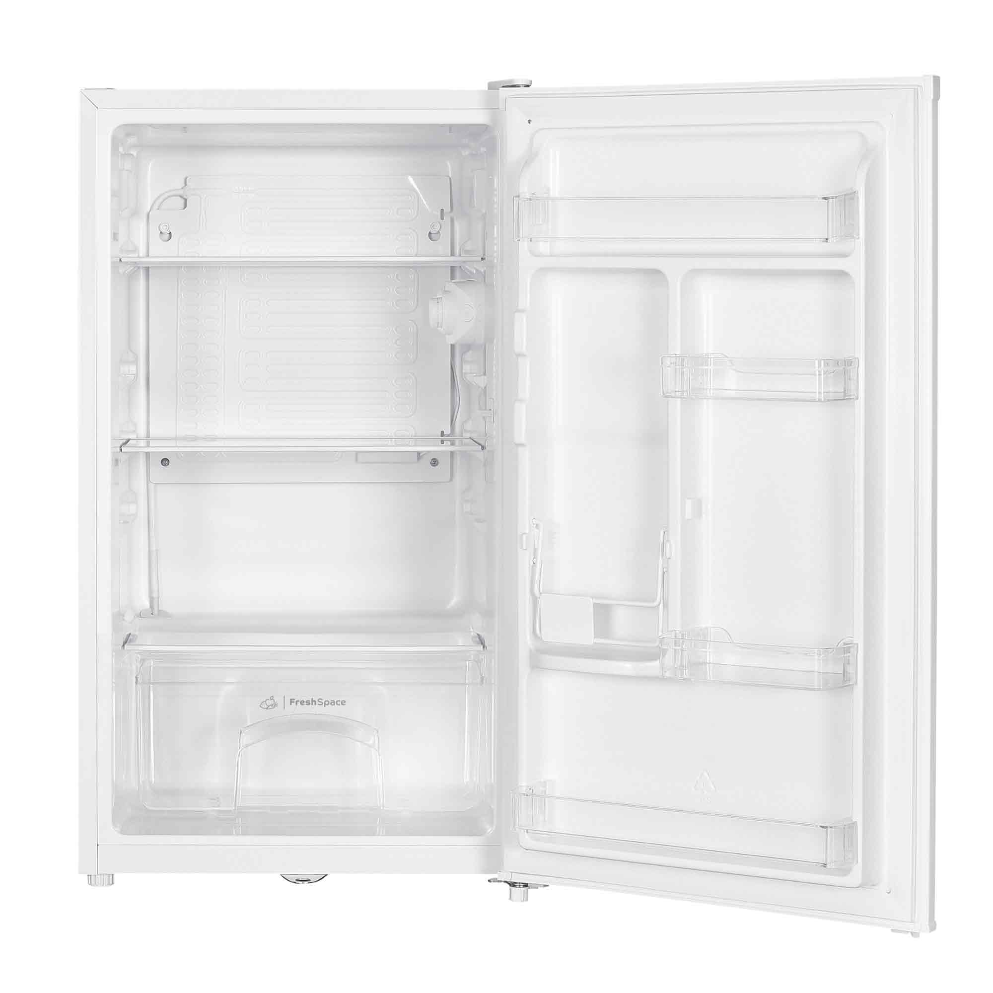 Ein leerer, weißer Kühlschrank mit offener Tür, drei Regalen und einer Schublade.