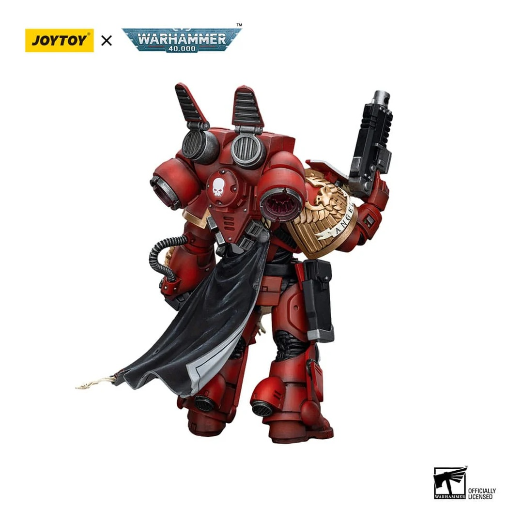 Czerwona figurka space marine z Warhammer 40k z czarną peleryną, trzyma broń.