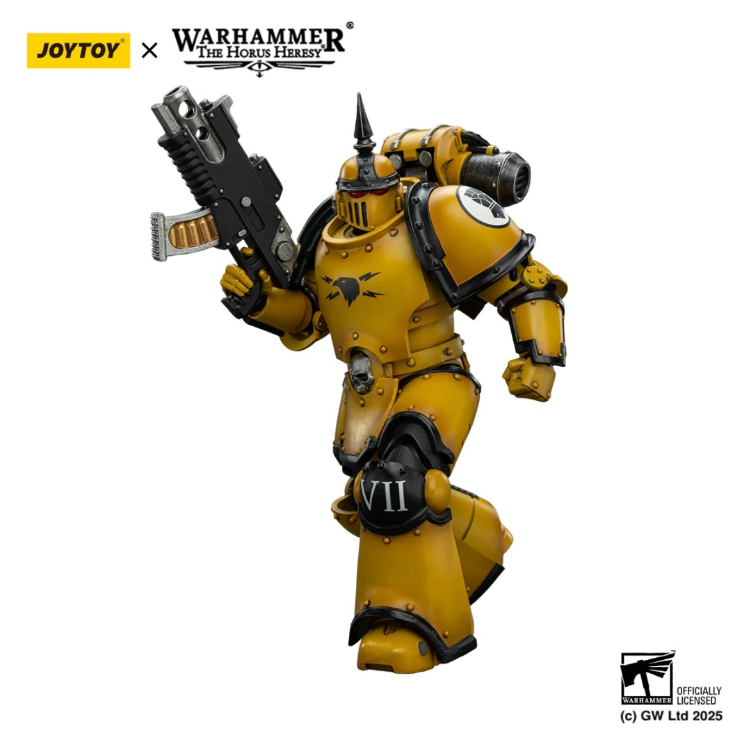 Żółty żołnierz Warhammer w czarnej zbroi trzyma broń.