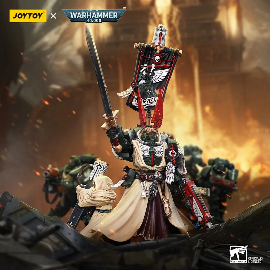 Figurka Warhammer 40k trzyma miecz i sztandar, z innymi figurkami w tle.