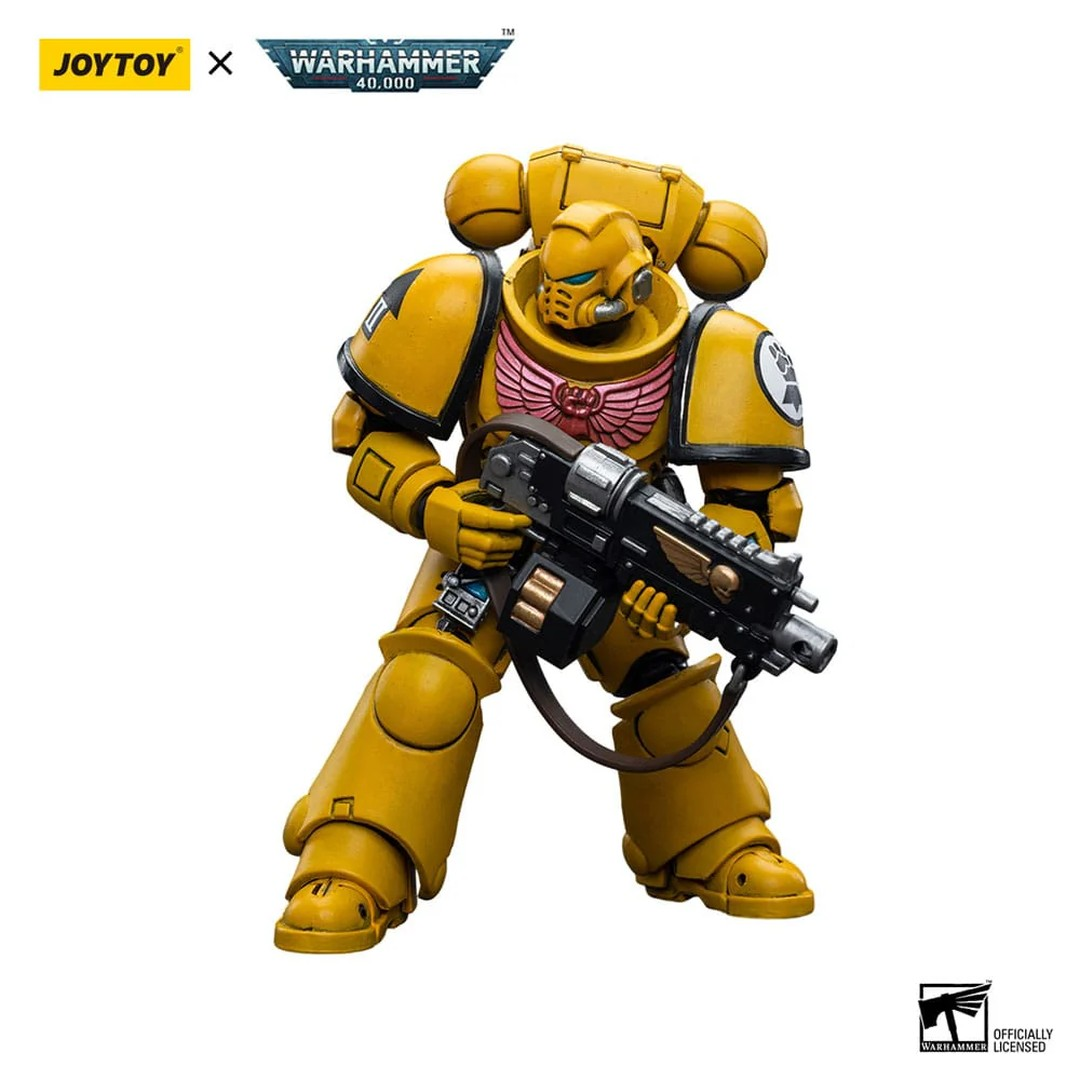 Żółty Space Marine z bronią, logo Warhammer 40,000.