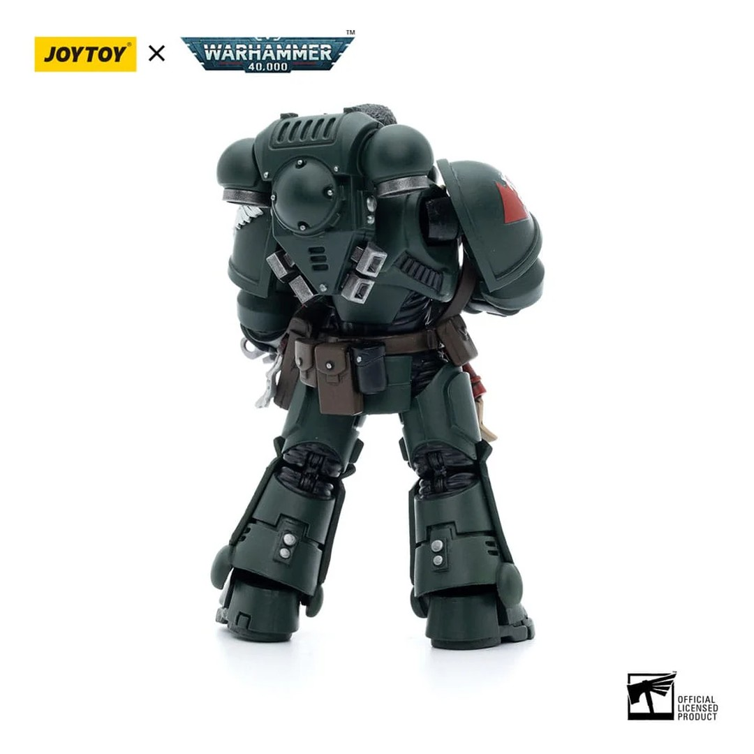 Ciemnozielona figurka Space Marine z Warhammer 40.000, widziana od tyłu.