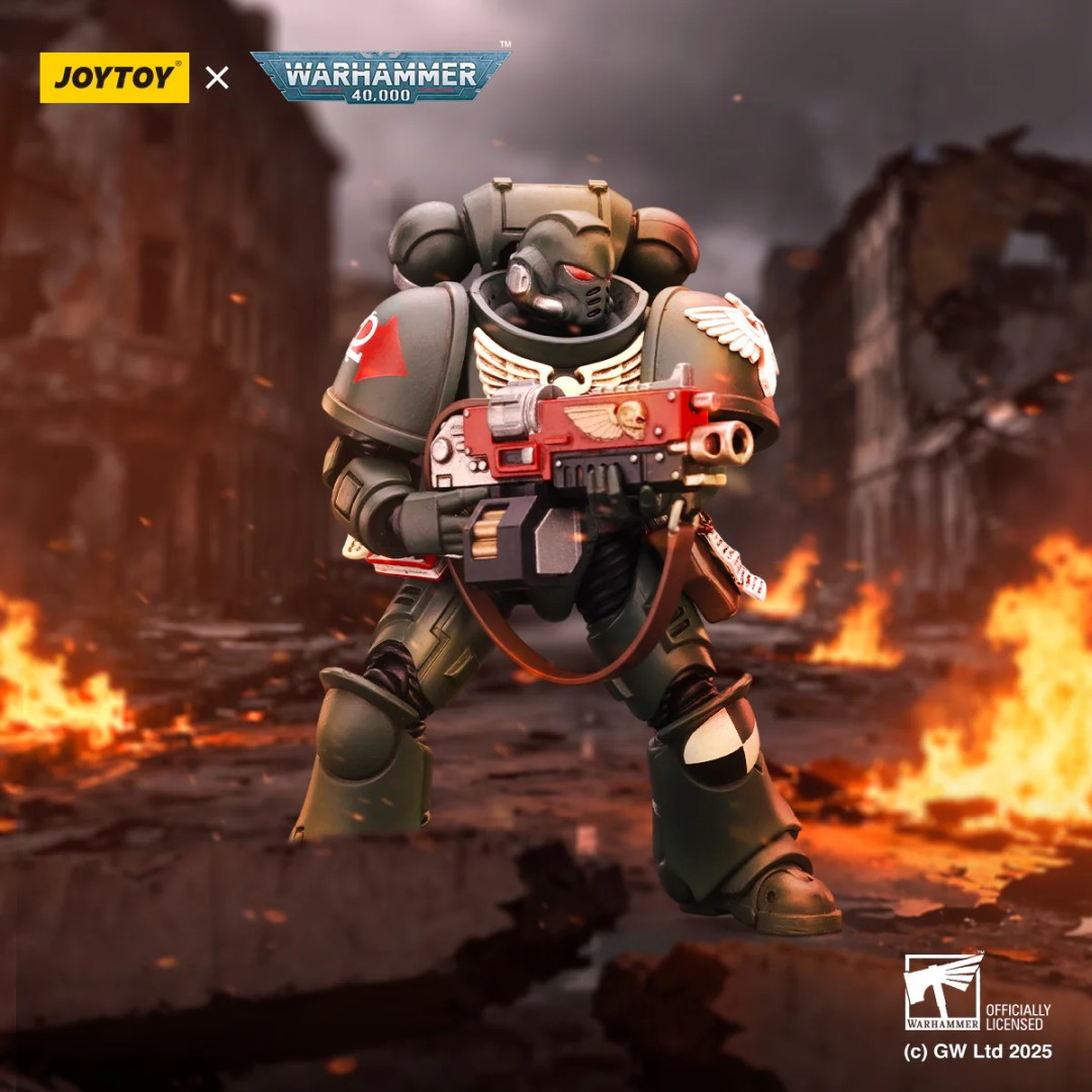 Figurka space marine'a Warhammer 40k w zielonej zbroi trzyma czerwonoczarną broń. Płonące budynki w tle.