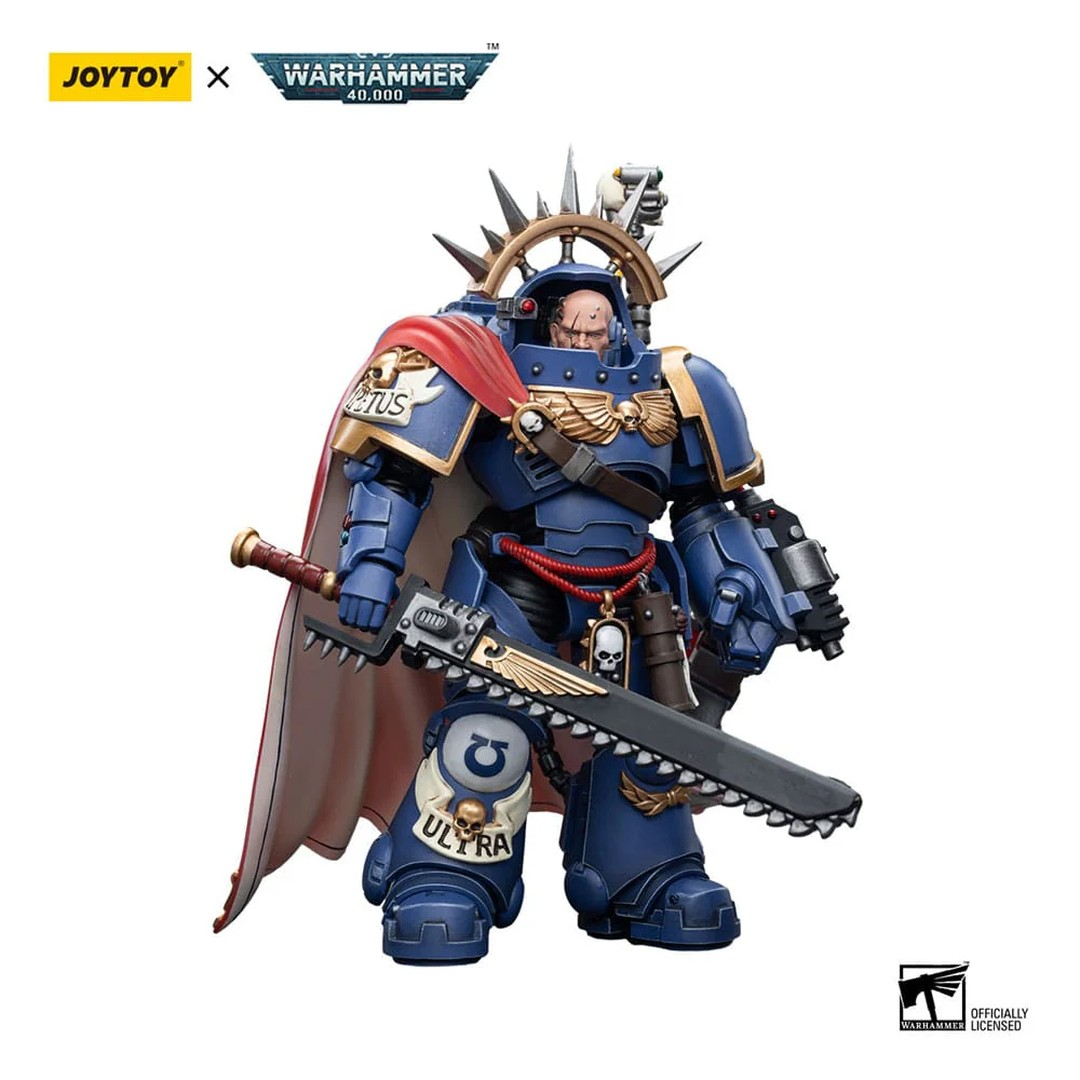 Niebieski Space Marine z mieczem, czerwony płaszcz. Logo Warhammer 40k.