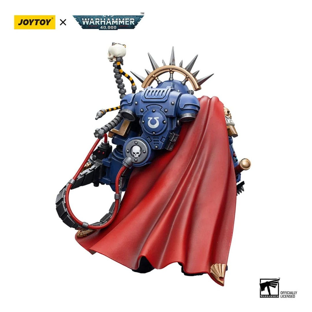 Niebieska figurka Warhammer 40k z czerwoną peleryną, emblematem czaszki i detalami mechanicznymi.