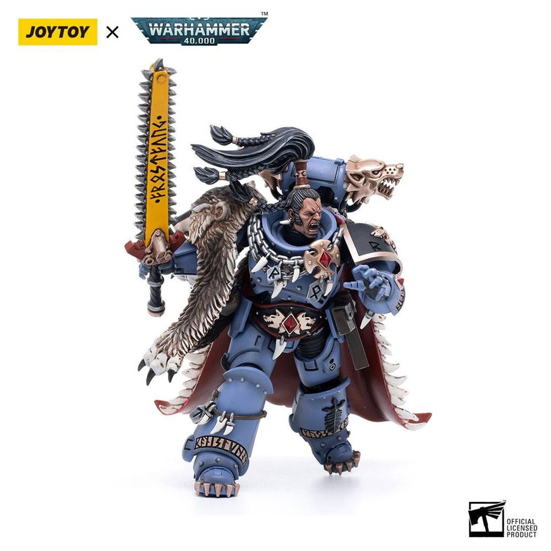 Niebieski Space Marine z futrzanym kołnierzem i mieczem łańcuchowym, od Joytoy, Warhammer 40K.