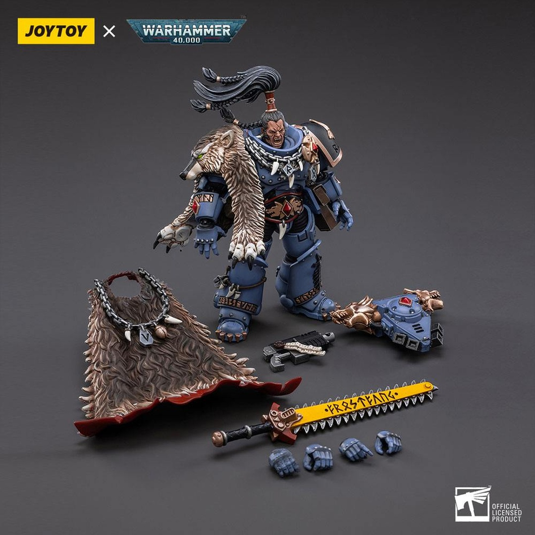 Niebieska figurka space marine z futrem wilka i bronią na ciemnym tle.