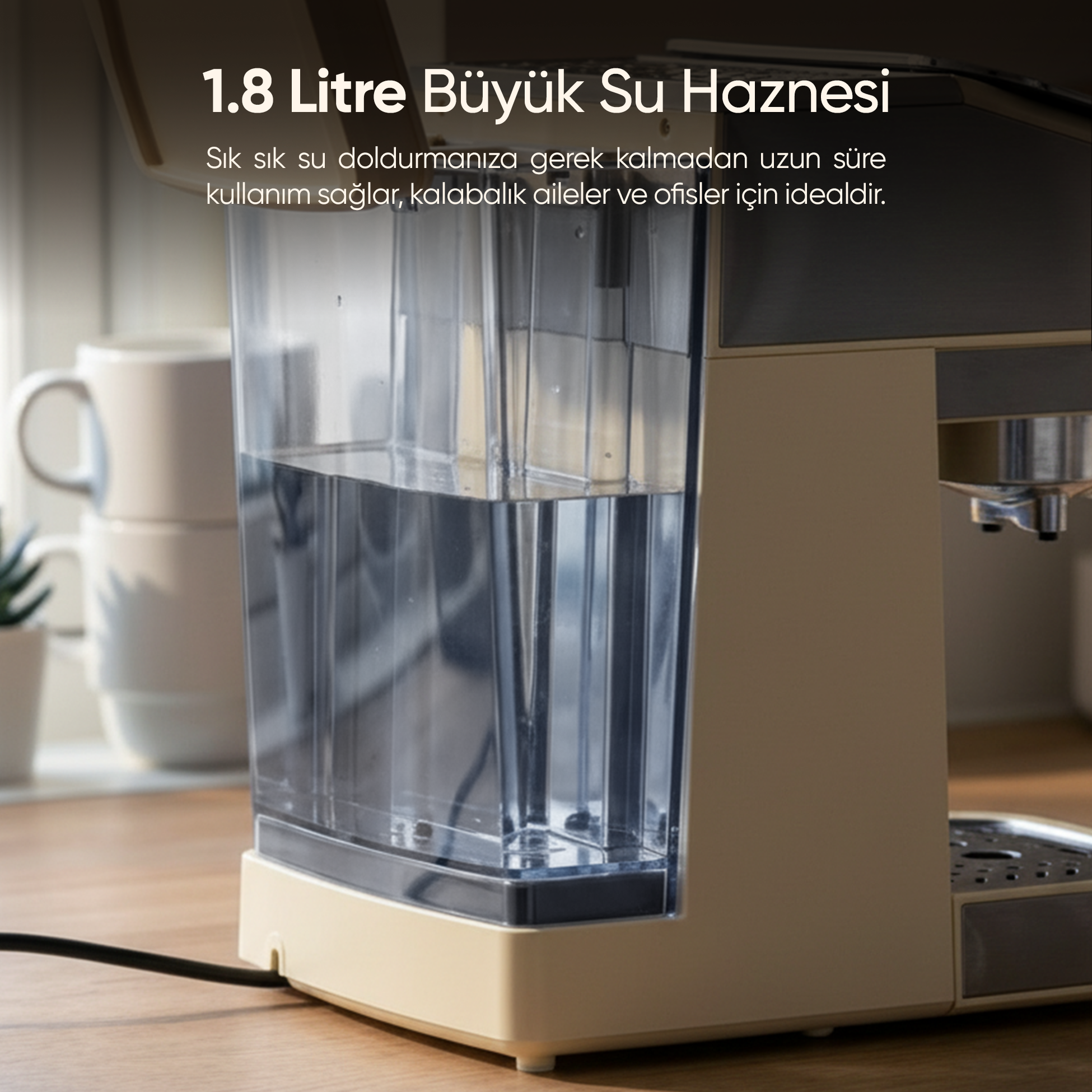 1,8 litrelik su haznesine sahip kahve makinesi ahşap masa üzerinde.