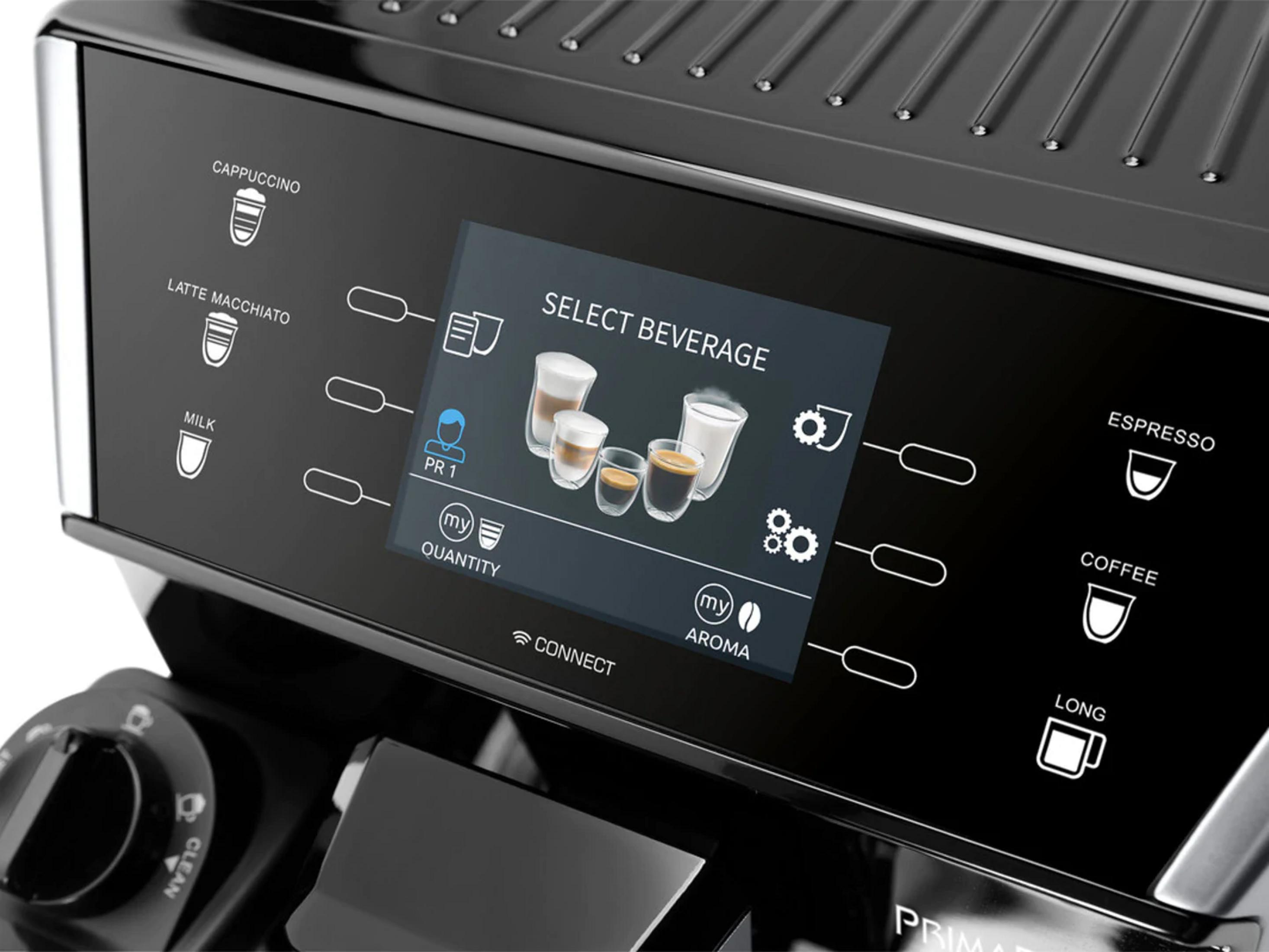 Primer plano de una cafetera con pantalla táctil que muestra la selección de bebidas.