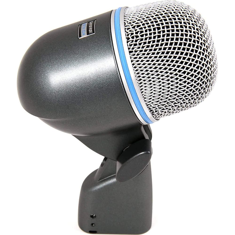 Szary mikrofon Shure Beta 87A z srebrną kratką i niebieskimi pierścieniami.
