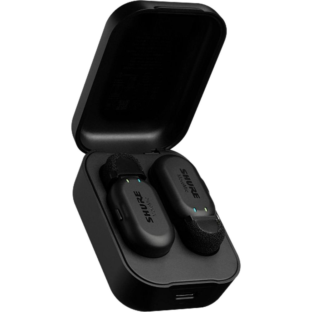 Dwa czarne mikrofony Shure MoveMic w czarnym etui ładującym.