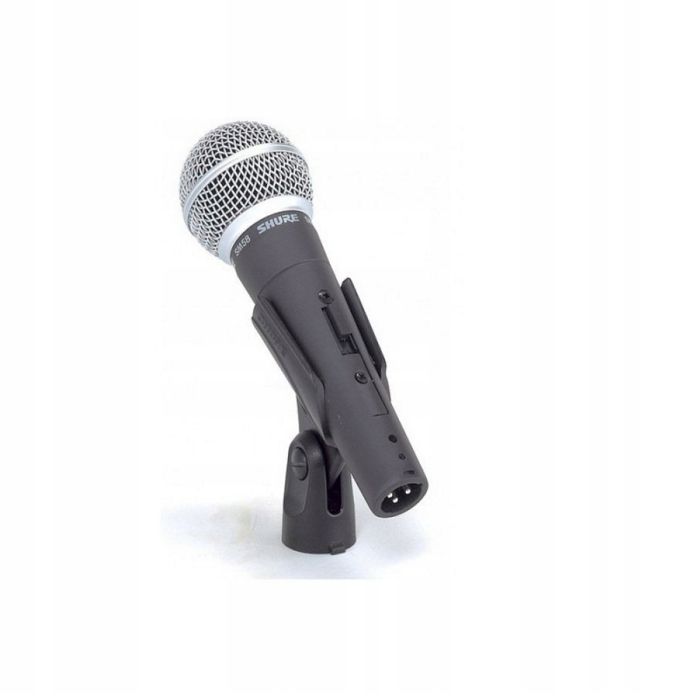 Mikrofon Shure SM58 na statywie na białym tle.