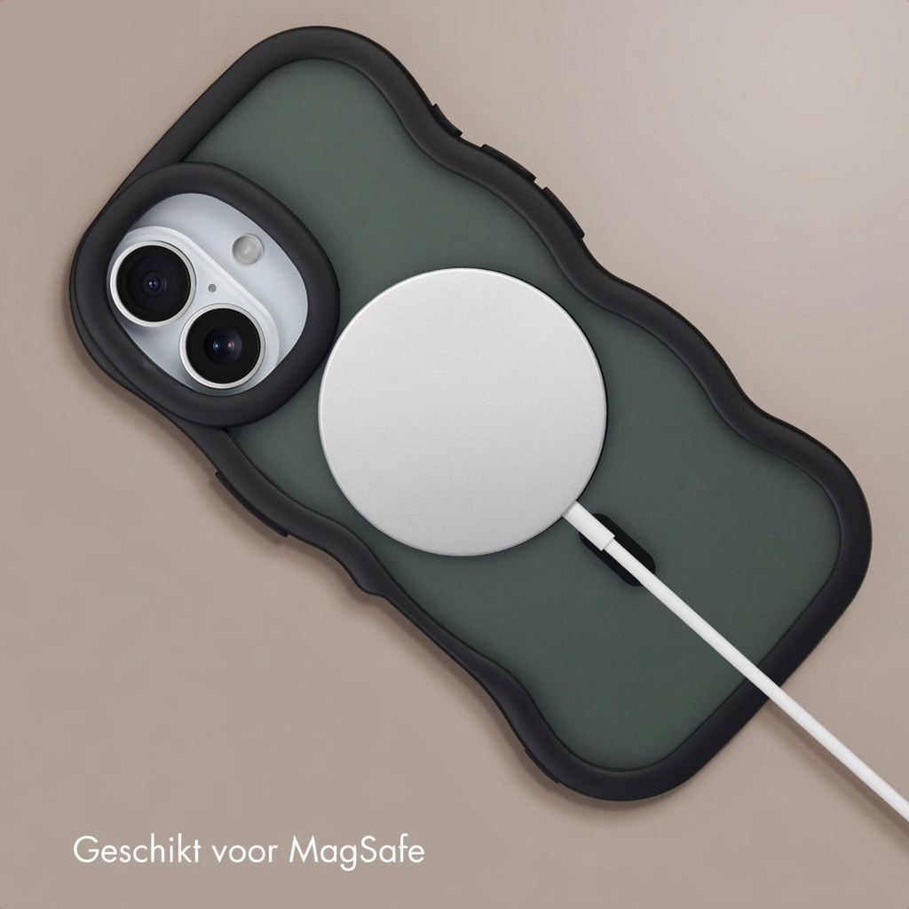 Un iPhone verde scuro con caricatore MagSafe collegato, in carica.