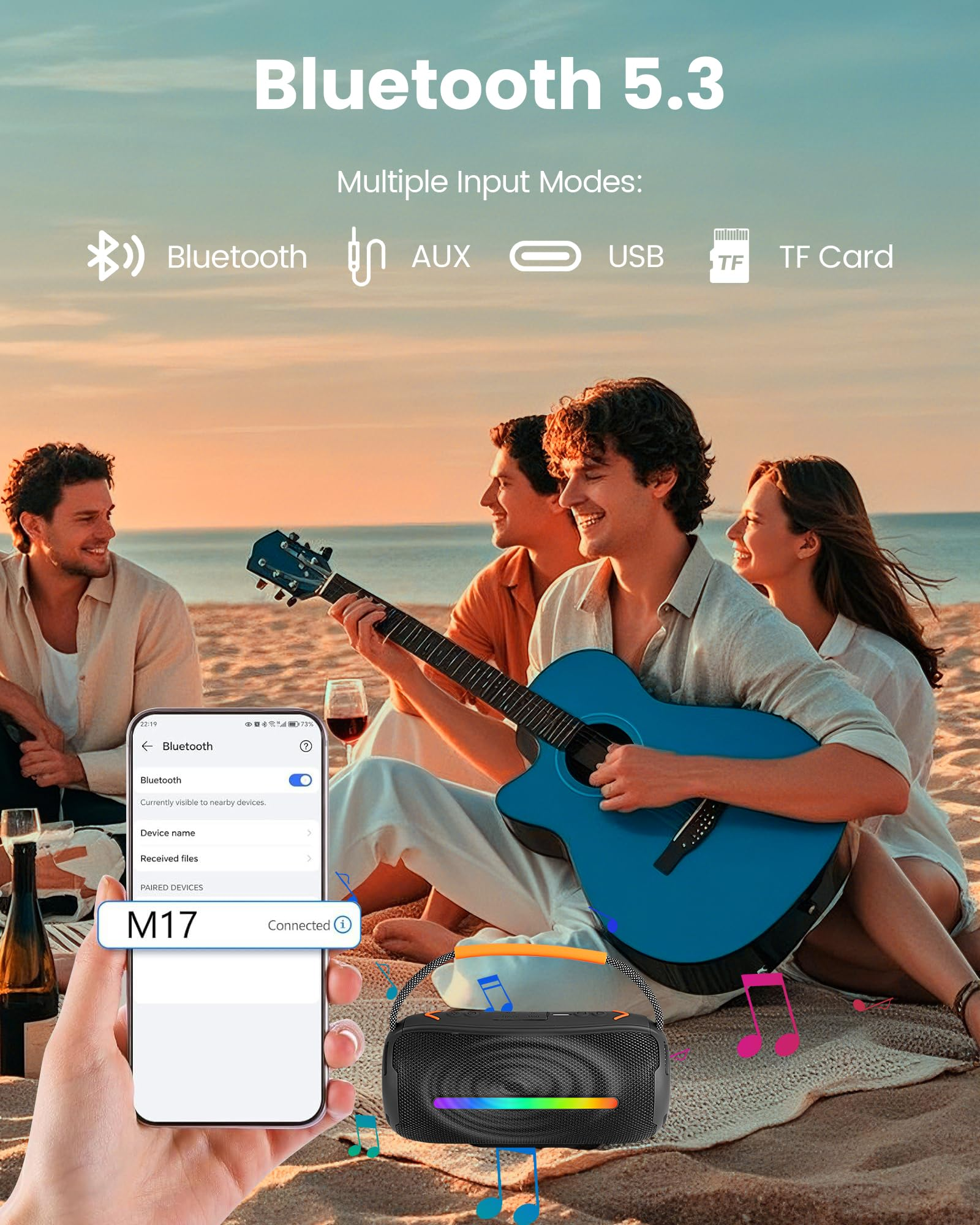 Freunde am Strand genießen Musik mit Gitarre und Lautsprecher. Handy zeigt Bluetooth-Verbindung.