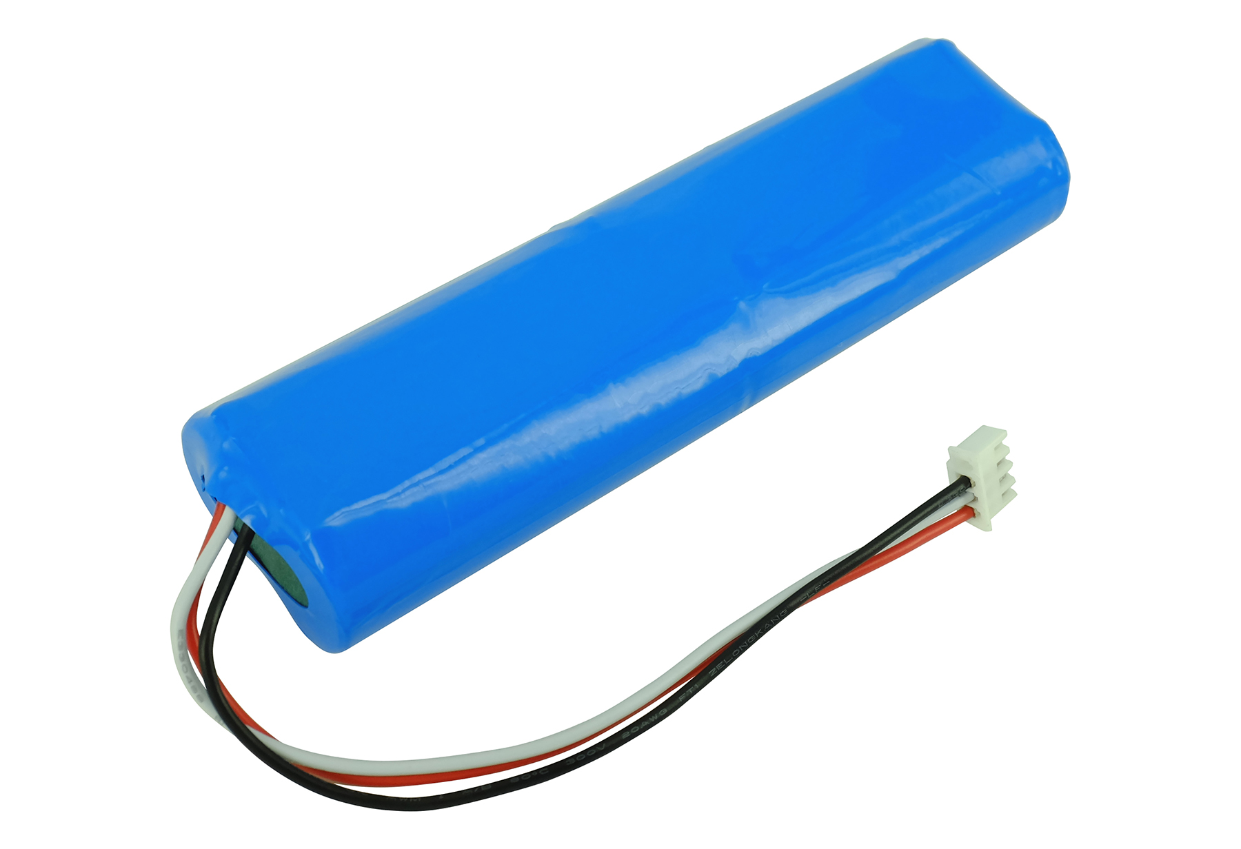 Ein blauer Akku mit drei Kabeln: schwarz, rot und weiß, die zu einem weißen Stecker führen.