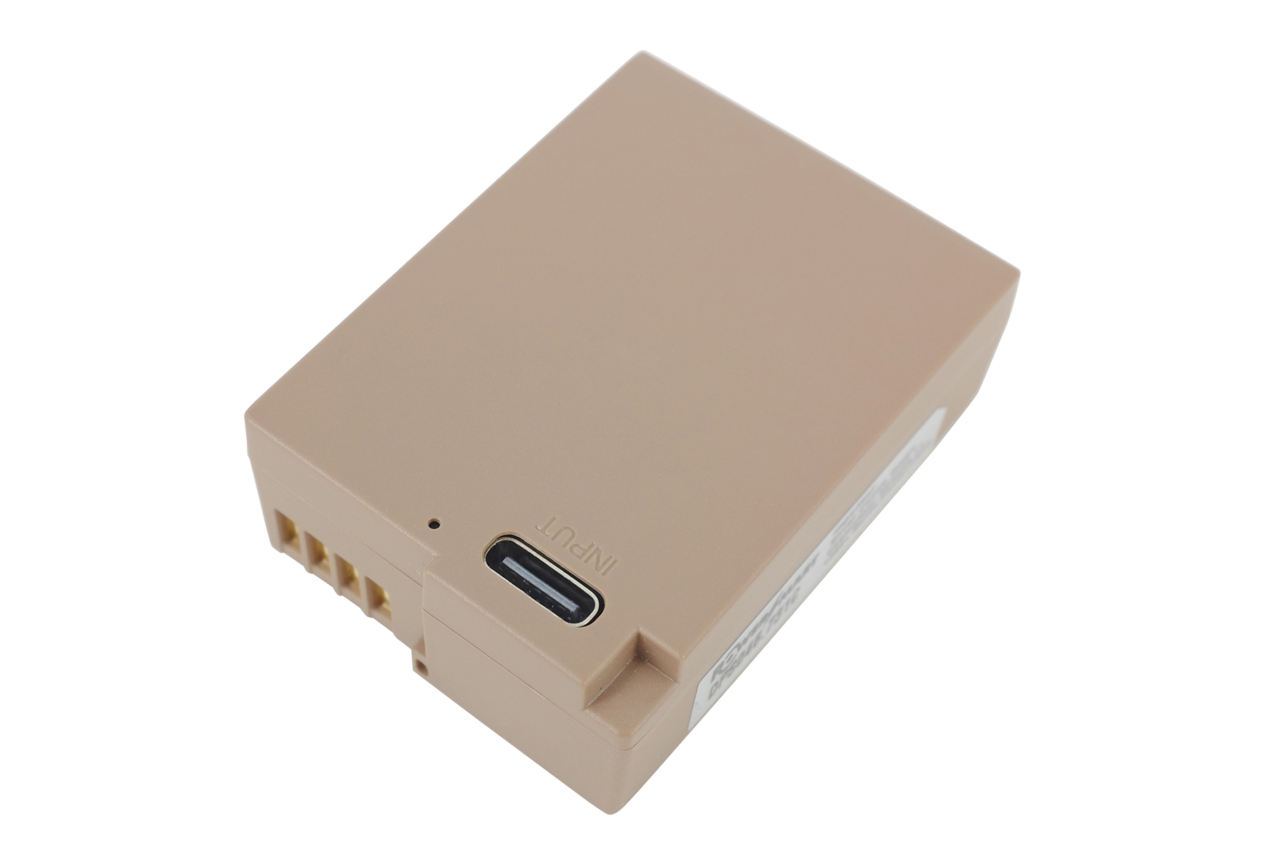 Ein beigefarbener Akku mit USB-C-Anschluss und Beschriftung.