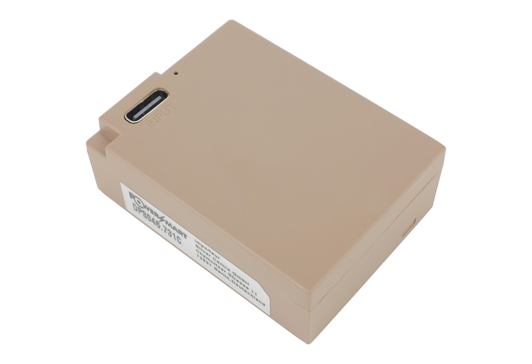 Ein beiger Akku mit USB-C-Anschluss und Beschriftung.
