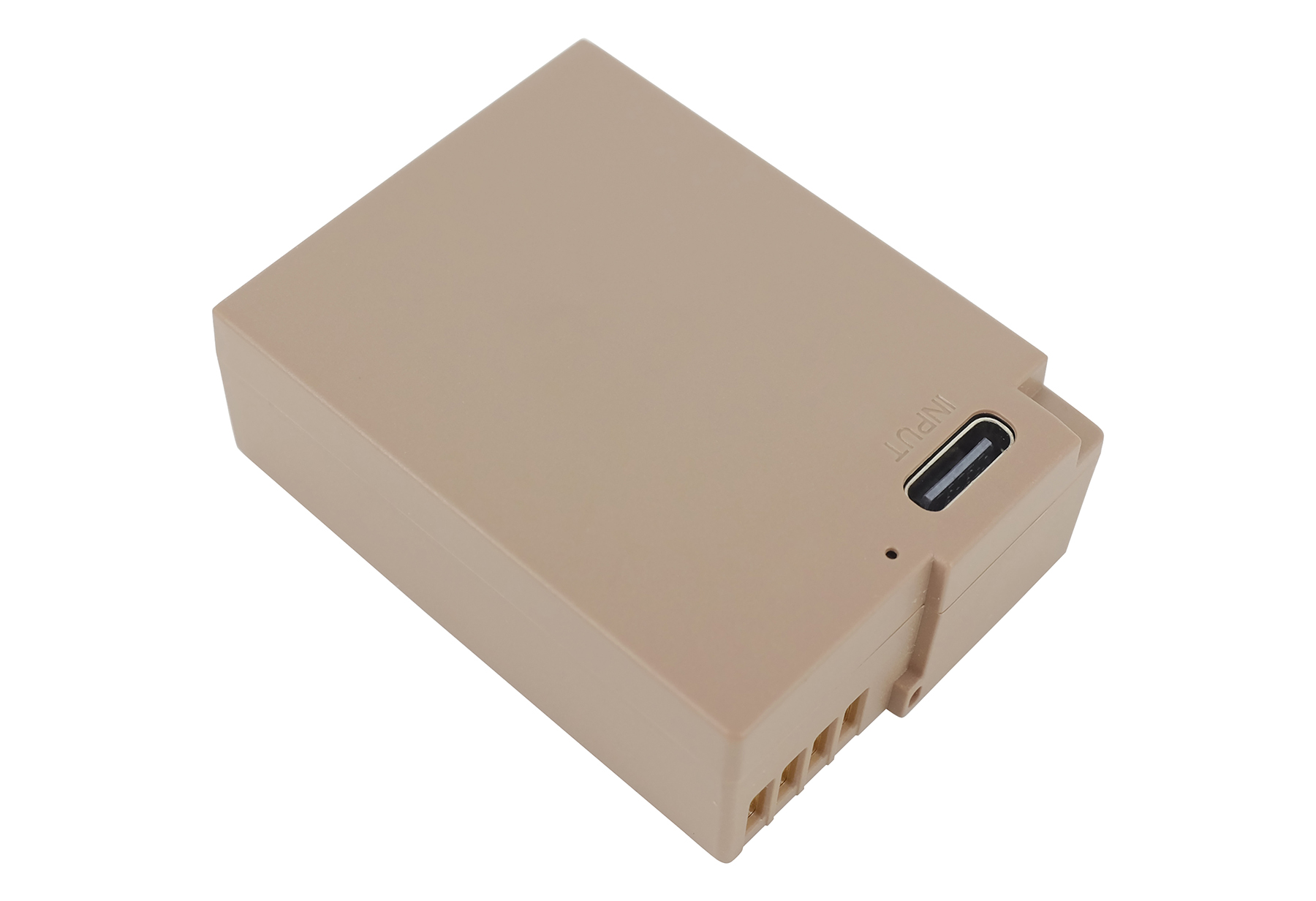 Ein beiger Akku mit USB-C-Anschluss und Lüftungsschlitzen.