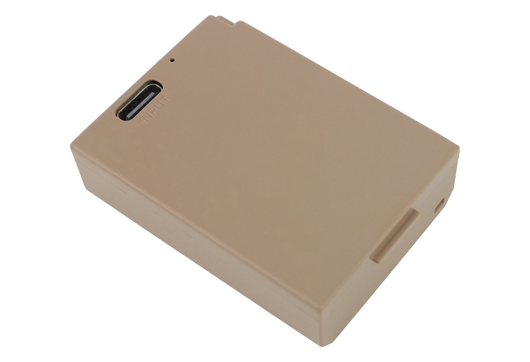 Ein hellbraunes, rechteckiges Gerät mit einem USB-C-Anschluss und der Aufschrift „INPUT“.