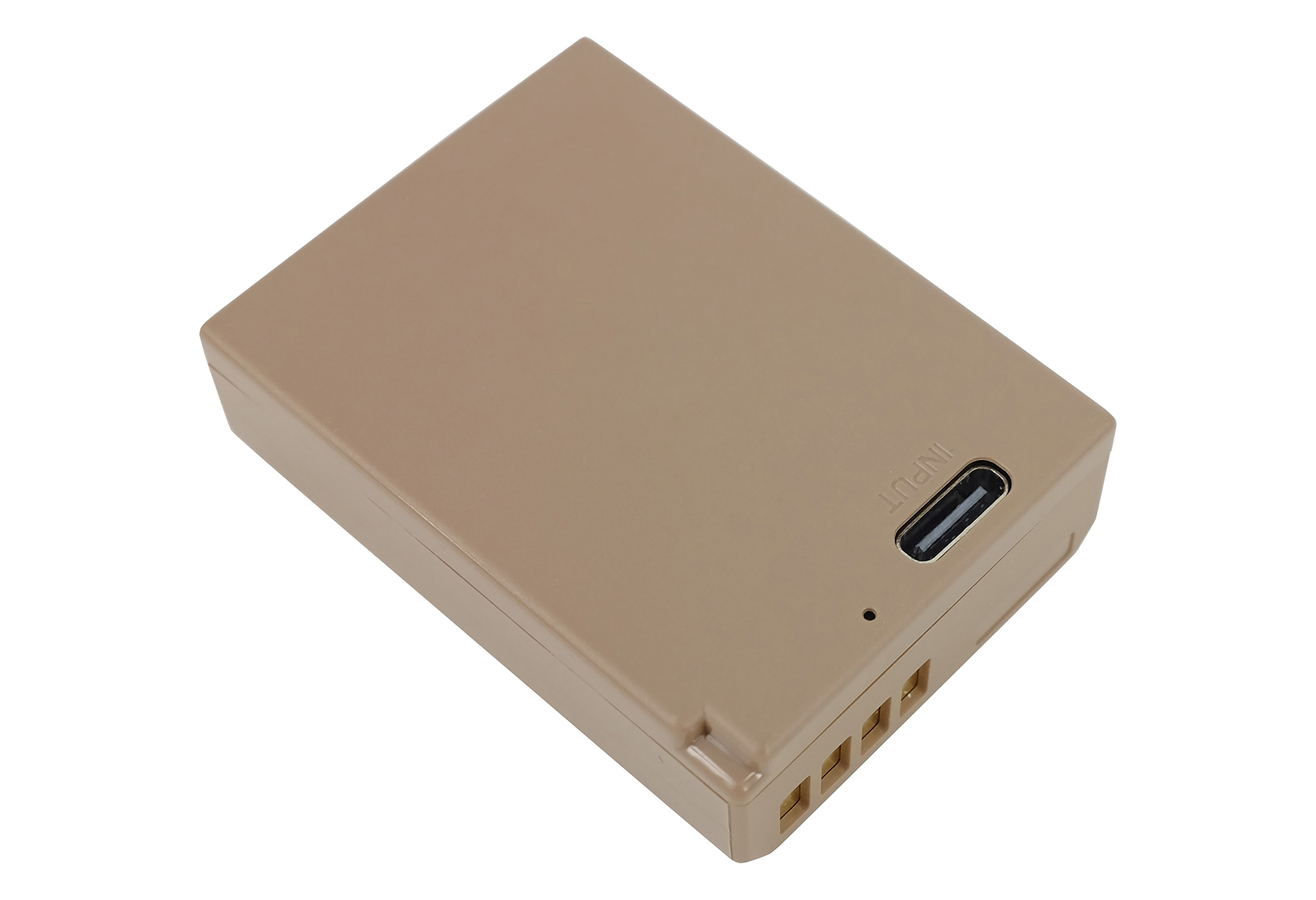 Ein beige farbenes Gerät mit einem USB-C-Eingangsanschluss und vier Anschlussklemmen.