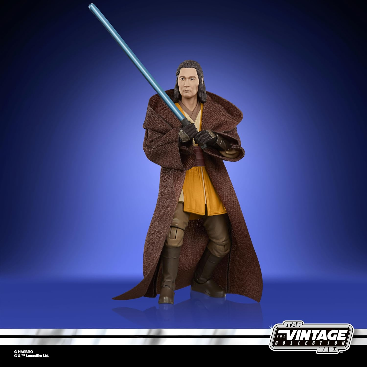 Eine Star Wars Figur mit braunem Umhang, gelber Tunika und blauem Lichtschwert.
